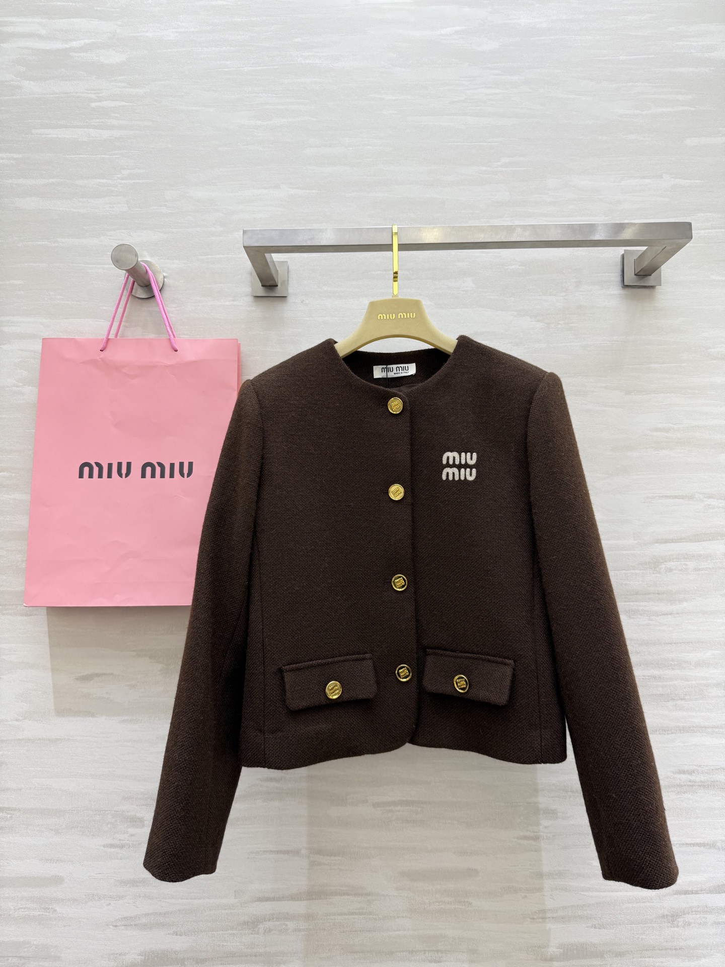 NO:606961,#Miumi new autumn and winter style Maillard color wool blended round neck jacket, custom molded gold buckle embellishment, high quality, ready for sale, first size S/M/L (S size shoulder width 38, chest 90, length 52),,miumiu,jackets & coats,alexander wang19860909#Miumi秋冬新款 美拉德色系羊毛混纺圆领外套 开模定制金扣点缀 高品质 现货首发sizeS/M/L（s码肩宽38,胸围90,衣长52）,,miumiu,jackets & coats,alexander wang,Women's clothing