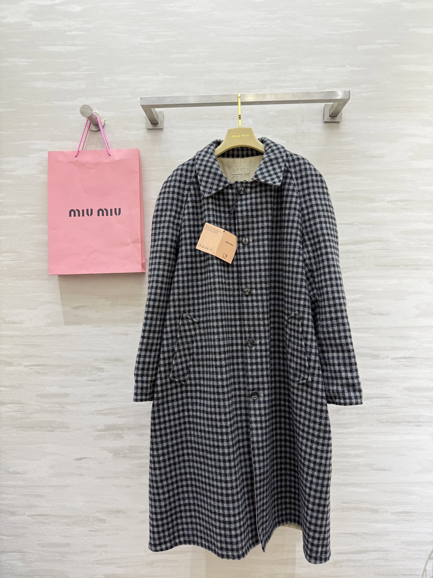 NO:606994,#Miu autumn and winter jersey Double-sided classic plaid coat ~ It looks fashionable when worn. High-quality customization. Available in stock first size S/M/L (S size bust 122, length 111,,miumiu,alexander wang19860909#Miu系秋冬战袍 双面经典格纹大衣～穿上就是时髦精 高品质定制 现货首发sizeS/M/L（s码胸围122,衣长111,,miumiu,alexander wang,Women's clothing