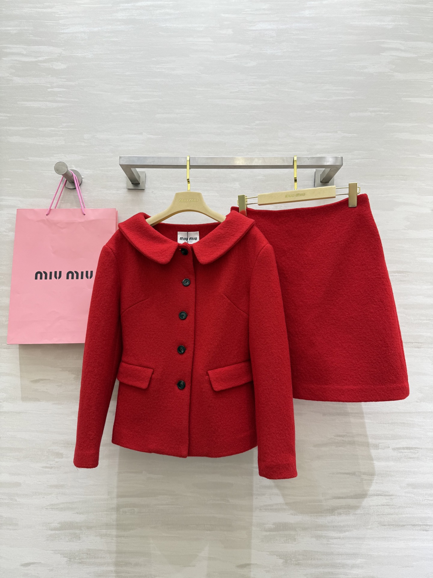 NO:607004,#Miu style autumn and winter new wool suit, warm, white, high-end, high-quality customization, ready-made first size S/M/L (S size shoulder width 47, bust 90, length 55, waist 66, hip 94, skirt length 49),,miumiu,skirts,alexander wang19860909#Miu系穿搭秋冬新款毛呢套装 保暖 显白 有高级感 高品质定制 现货首发sizeS/M/L（s码肩宽47,胸围90,衣长55,腰围66,臀围94,裙长49）,,miumiu,skirts,alexander wang,Women's clothing