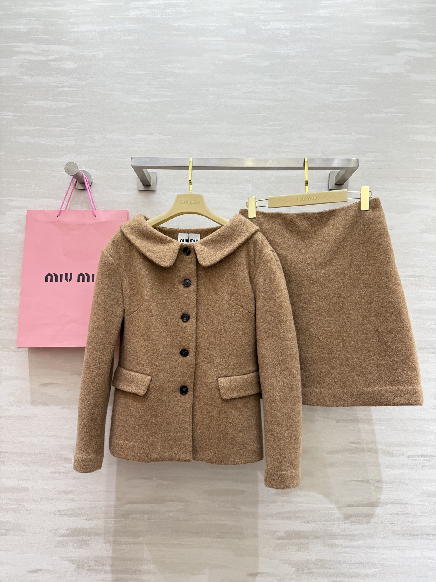 NO:606962,#Miu style autumn and winter new wool suit, warm, white, high-end, high-quality customization, ready-made first size S/M/L (S size shoulder width 47, bust 90, length 55, waist 66, hip 94, skirt length 49),,miumiu,skirts,alexander wang19860909#Miu系穿搭秋冬新款毛呢套装 保暖 显白 有高级感 高品质定制 现货首发sizeS/M/L（s码肩宽47,胸围90,衣长55,腰围66,臀围94,裙长49）,,miumiu,skirts,alexander wang,Women's clothing