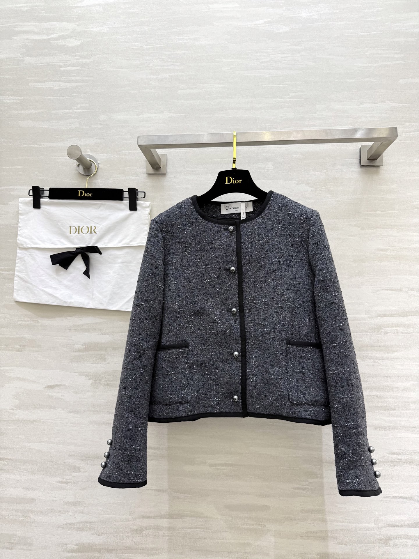 NO:606985,#Dio's new autumn and winter style is a gray wool blended jacket made of worsted tweed material with gold and silver filigree embellishments. It's super bright and textured!  Round neck + black edging, simple and elegant, perfect silver button details, slim fit and short design, looks great with high-waisted pants or skirts, can be easily driven on daily commutes, high-quality customization, available in stock first size S/M/L (S size bust 94, length 48), dior, skirts, jackets & coats, alexander wang19860909#Dio秋冬新款 灰色羊毛混纺外套 精纺花呢材质 金银丝点缀 流光溢彩超有质感！圆领+黑色包边简约优雅 银色纽扣细节满分 剪裁修身短款设计 搭高腰裤或裙都很出彩 通勤日常都能轻松驾驱 高品质定制 现货首发sizeS/M/L（s码胸围94,衣长48）,,dior,skirts,jackets & coats,alexander wang,Women's clothing