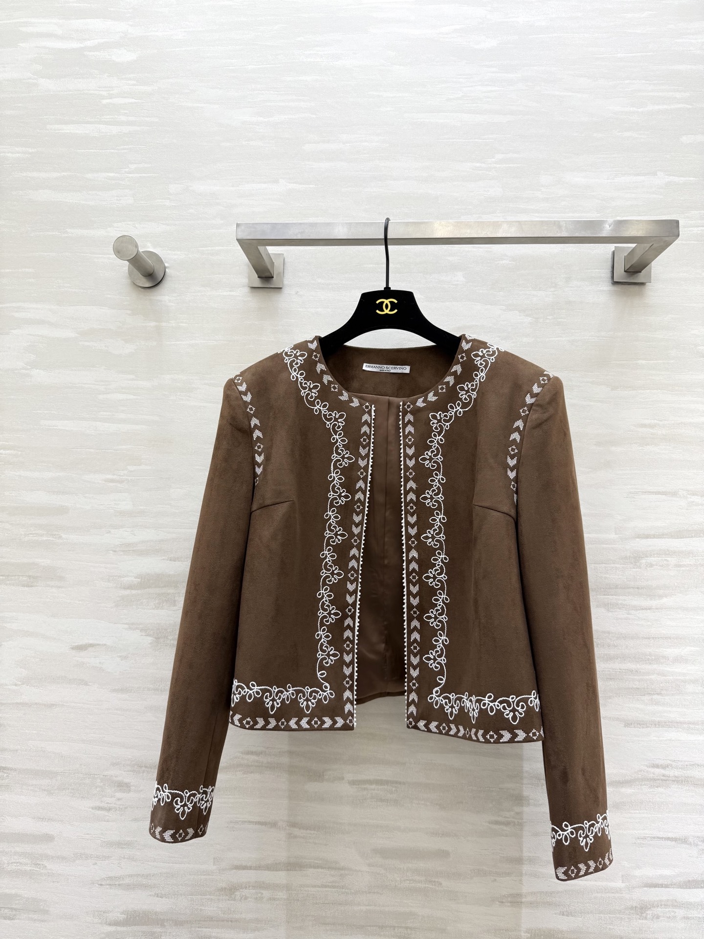 NO:607005,#ERMANNO SCERVIN New model for autumn and winter. Heavy embroidered suede round neck jacket. High quality customization. Available in stock. SizeS/M/L (S size bust 94, length 48),,jackets & coats,chamois leather,alexander wang19860909#ERMANNO SCERVIN秋冬新款 重工刺绣麂皮绒圆领外套 高品质定制 现货首发sizeS/M/L（s码胸围94,衣长48）,,jackets & coats,chamois leather,alexander wang,Women's clothing