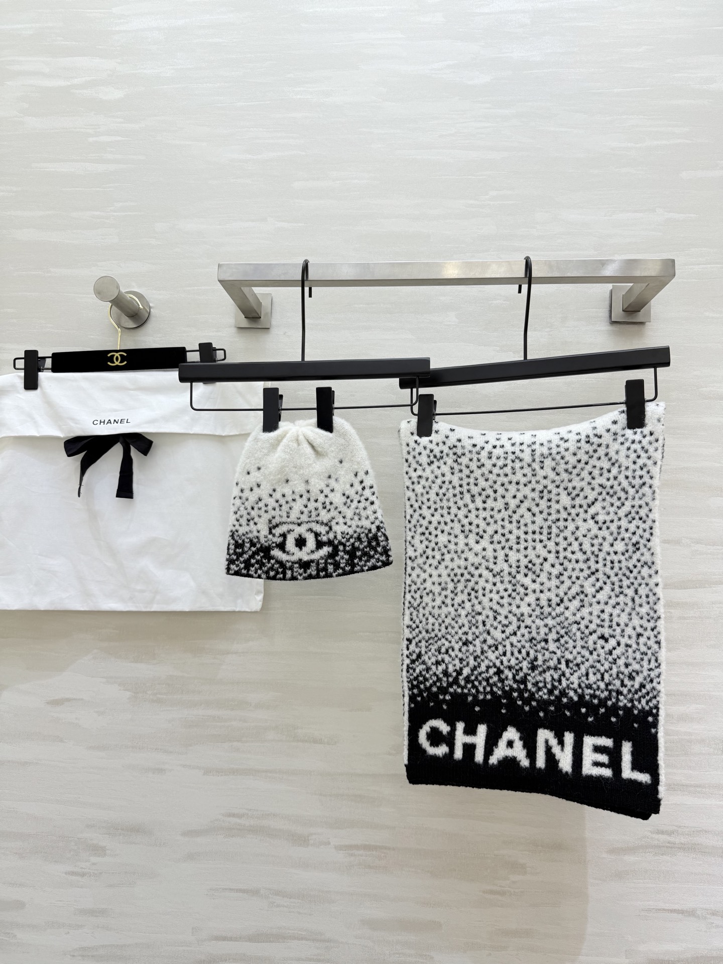 NO:607913,Hats, scarves. #ChaneN Ski Series Hat and Scarf Combination Customized original wool and mulberry silk yarn, soft and waxy to the touch, high warmth, matched with classic elements from previous ski series, high quality, chanel, hats, alexander wang19860909帽子,围巾.#ChaneN 滑雪系列 帽子围巾组合 定制原版羊毛桑蚕丝纱线 手感软糯 保暖度高 搭配往年滑雪系列经典元素满天星 高品质,,chanel,hats,alexander wang,Women's clothing