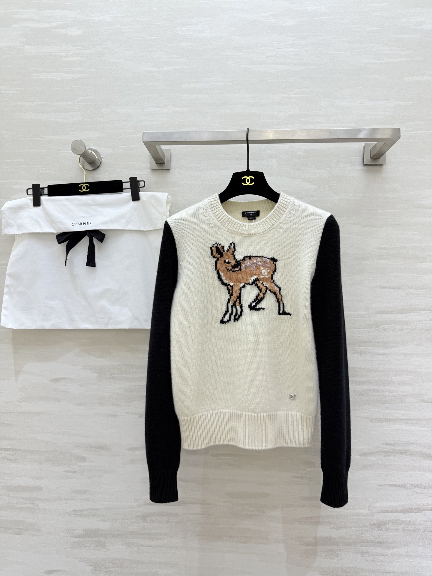 NO:607923,#ChaneN Ski Series Deer pullover sweater, black and white elements with deer embroidery, cute and adorable, original custom yarn, rhinestone double C at the hem, full of details, high quality customization, ready for sale, size 36/38/40,,chanel,sweaters,alexander wang19860909#ChaneN滑雪系列 小鹿套头毛衣 黑白元素搭配小鹿刺绣 可可爱爱 原版定制纱线 下摆水钻双C细节满满 高品质定制 现货首发size36/38/40,,chanel,sweaters,alexander wang,Women's clothing
