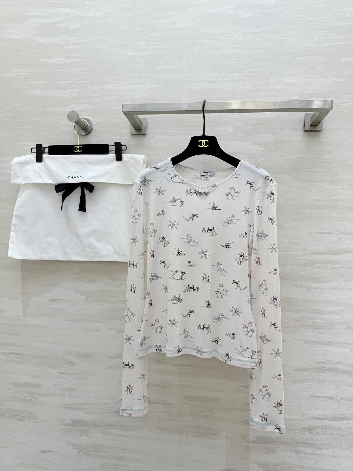NO:607952,#ChaneN Ski Series Elk print round neck long sleeves Contains real silk ingredients Skin-friendly and soft High-quality customization Available in stock for the first time size 36/38/40 (,,chanel,real silk,alexander wang19860909#ChaneN 滑雪系列 麋鹿印花圆领长袖 内含真丝成分 亲肤柔软 高品质定制 现货首发size36/38/40（,,chanel,real silk,alexander wang,Women's clothing