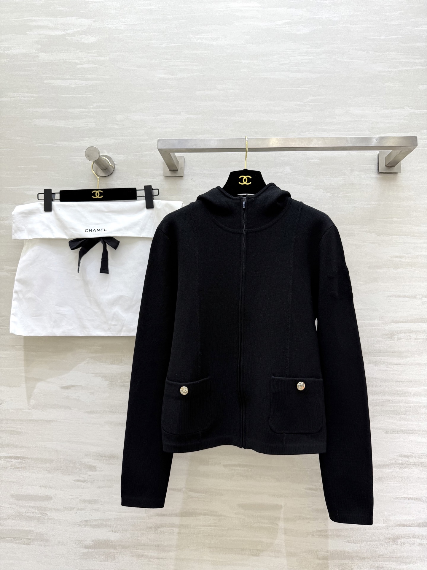 NO:607924,#ChaneN Ski Series Solid color hooded knitted jacket Original customized with a variety of yarns The double C logo is faintly highlighted on the arms Hot diamond gold buckles are low-key and luxurious High-quality customization Available in stock first size36/38/40,,chanel,jackets & coats,hats,alexander wang19860909#ChaneN滑雪系列 纯色连帽针织外套 原版定制多种纱线 手臂隐约凸显双C标识 烫钻金扣低调奢华 高品质定制 现货首发size36/38/40,,chanel,jackets & coats,hats,alexander wang,Women's clothing