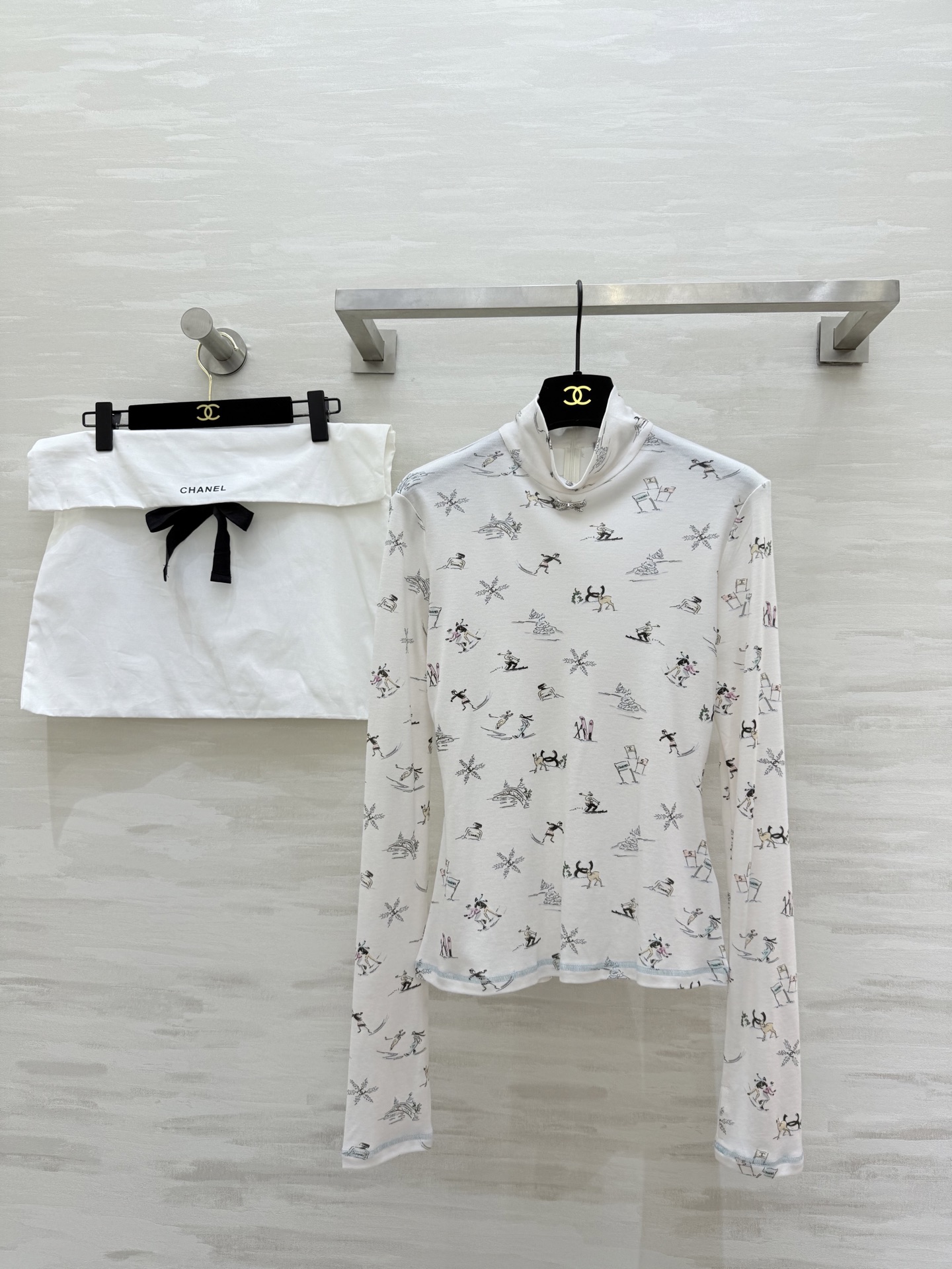 NO:607934,#ChaneN Ski Series Elk print high collar and long sleeves Contains real silk ingredients Skin-friendly and soft High-quality customization Available in stock first size36/38/40,,chanel,real silk,alexander wang19860909#ChaneN滑雪系列 麋鹿印花高领长袖 内含真丝成分 亲肤柔软 高品质定制 现货首发size36/38/40,,chanel,real silk,alexander wang,Women's clothing
