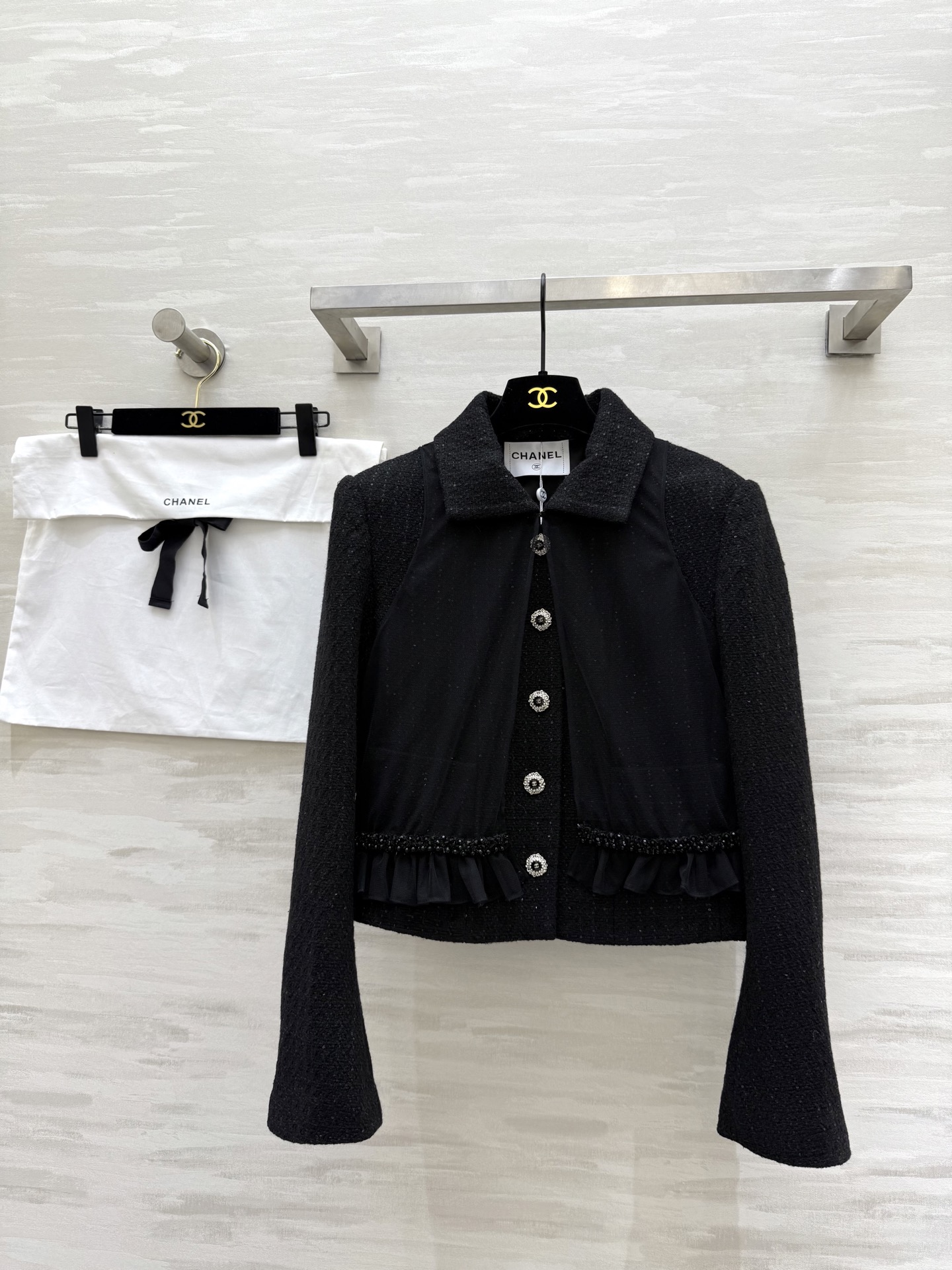 NO:608831,#Chane autumn and winter new style woven lapel jacket. Beautiful high-grade sequined woven fabric. Super beautiful in real life. The three-dimensional texture is full of exquisiteness. The upper body has a noble temperament. The customized 3D three-dimensional tailoring version is very slim. It is easy to wear and looks better. French socialite style is elegant and advanced. A must-have for rich families. High-quality customization. Available in stock for the first time. Size S/M/L (shoulder width 38, bust 90, length 47),,chanel,jackets &  coats,alexander wang19860909#Chane秋冬新款 编织翻领外套 绝美高级亮片编织面料实物超美 立体肌理感精致感满满 上身自带一种高贵气质 定制3D立体剪裁版型巨显瘦 实穿度高颜值也更高 法式名媛风优雅又高级 富家千金必备 高品质定制 现货首发sizeS/M/L（S码肩宽38,胸围90,衣长47）,,chanel,jackets & coats,alexander wang,Women's clothing