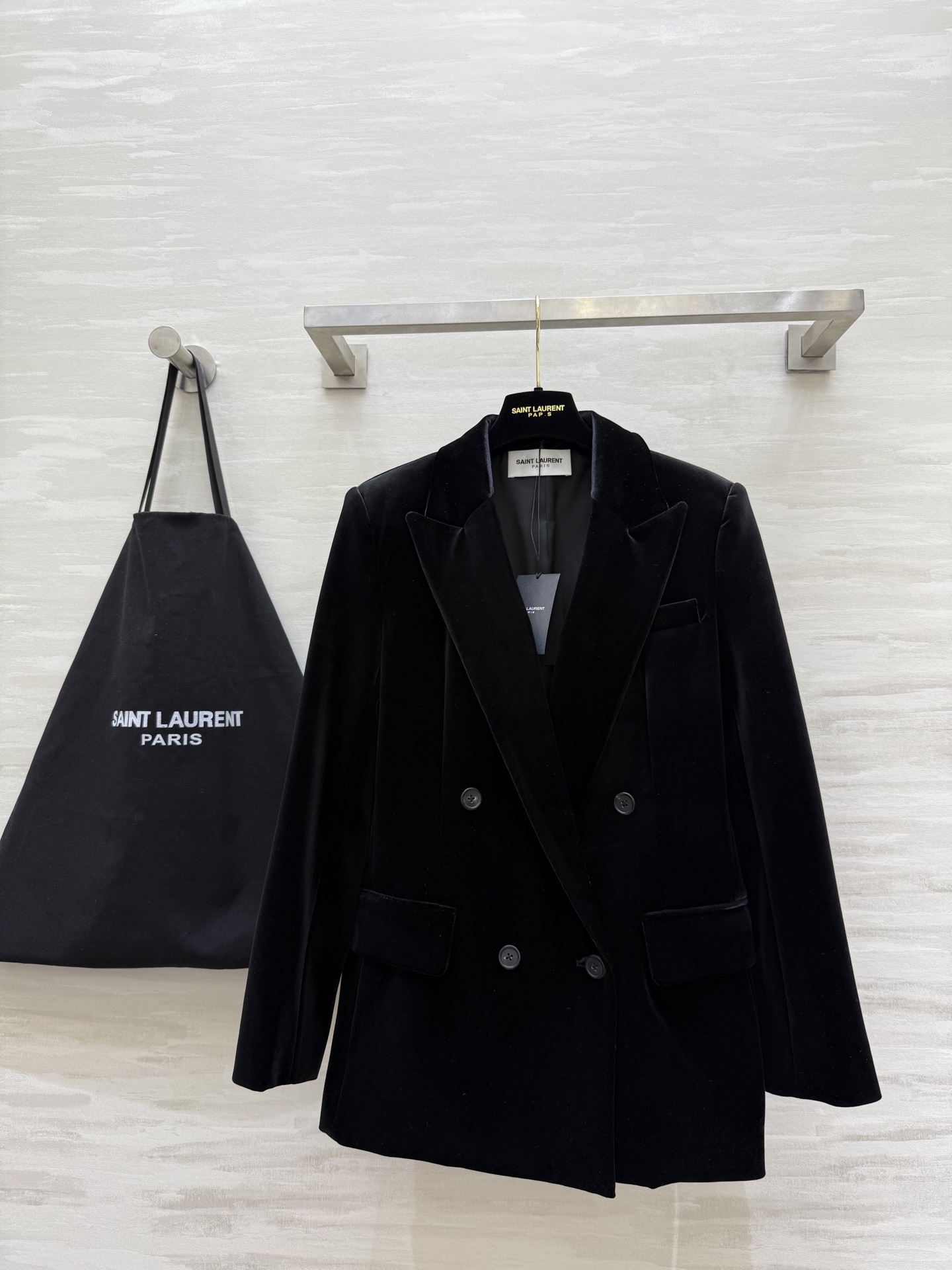 NO:609644,#Saint Lauren's new autumn and winter velvet suit jacket, double-breasted + wide lapel design, full of retro and modern feel!  High-quality velvet fabric, soft and delicate to the touch, very aura when worn, neat tailoring and smooth lines, looks great with shirts or dresses, suitable for formal occasions or high-end parties, attention to detail is a must, exquisite attitude towards life, get it!  High-quality customization, available in stock, sizeS/M/L/XL (shoulder width 40, bust 104, length 72 for size M), saint laurent, skirts, jackets & coats, shirts, business suit, alexander wang19860909#Saint Lauren秋冬新款 丝绒西装外套 双排扣＋宽大翻领设计 复古摩登感满满！高品质丝绒面料 手感柔软细腻 穿上超有气场 剪裁利落线条流畅 无论搭配衬衫还是连衣裙都很出彩 适合正式场合或高端聚会 细节控必入 精致生活态度get！高品质定制 现货首发sizeS/M/L/XL（M码肩宽40,胸围104,衣长72）,,saint laurent,skirts,jackets & coats,shirts,business suit,alexander wang,Women's clothing