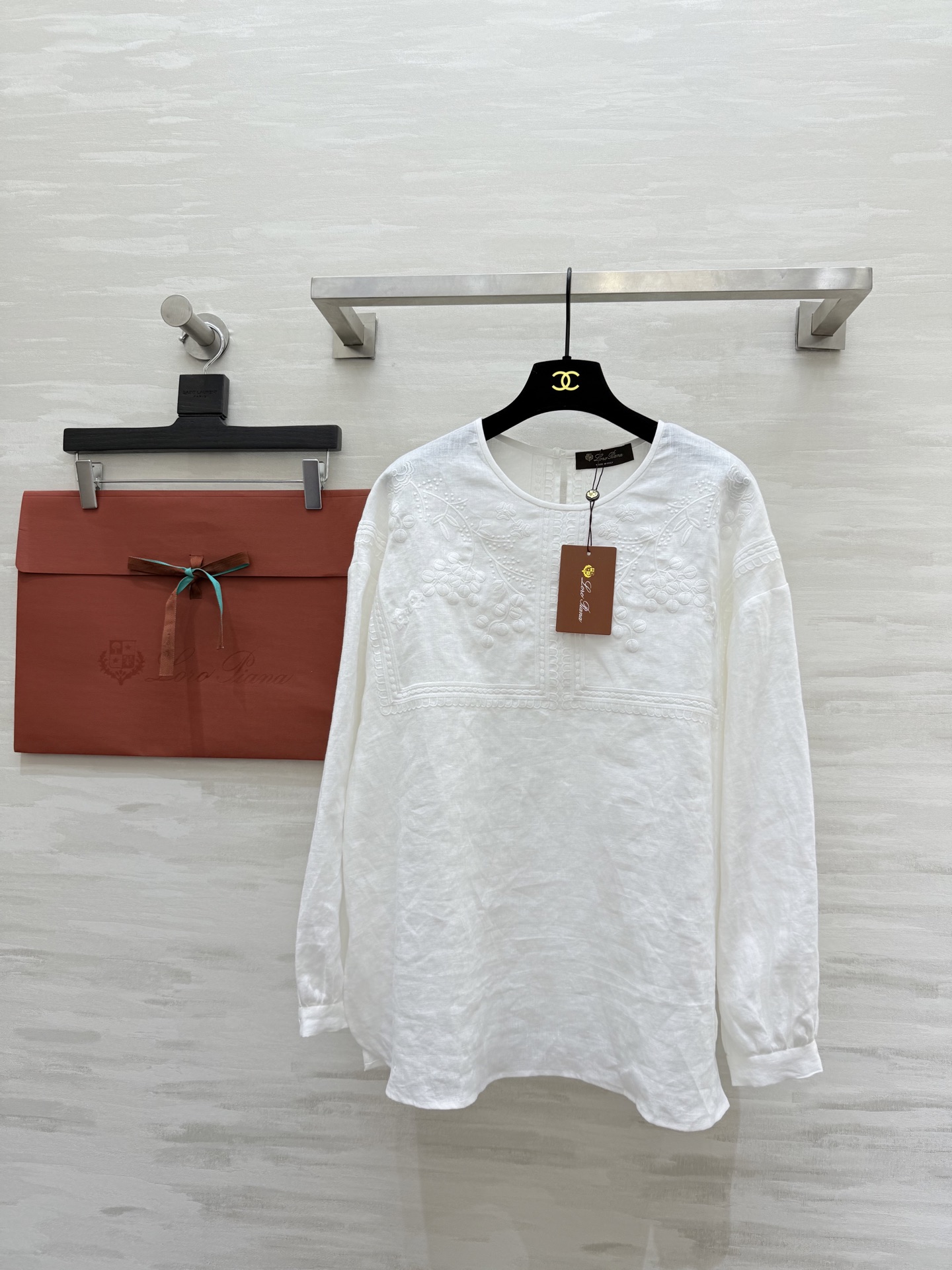 NO:609656,#Loro Pian new style for early spring, natural linen shirt, old money style, full of relaxation, heavy embroidery, high quality, available in stock, sizeS/M/L (shoulder width M 58, bust 118, length 70),, loro piana, alexander wang19860909#Loro Pian早春新款 天然亚麻衬衣 老钱风松弛感十足 重工刺绣 高品质 现货来sizeS/M/L（M码肩宽58,胸围118,衣长70）,,loro piana,alexander wang,Women's clothing