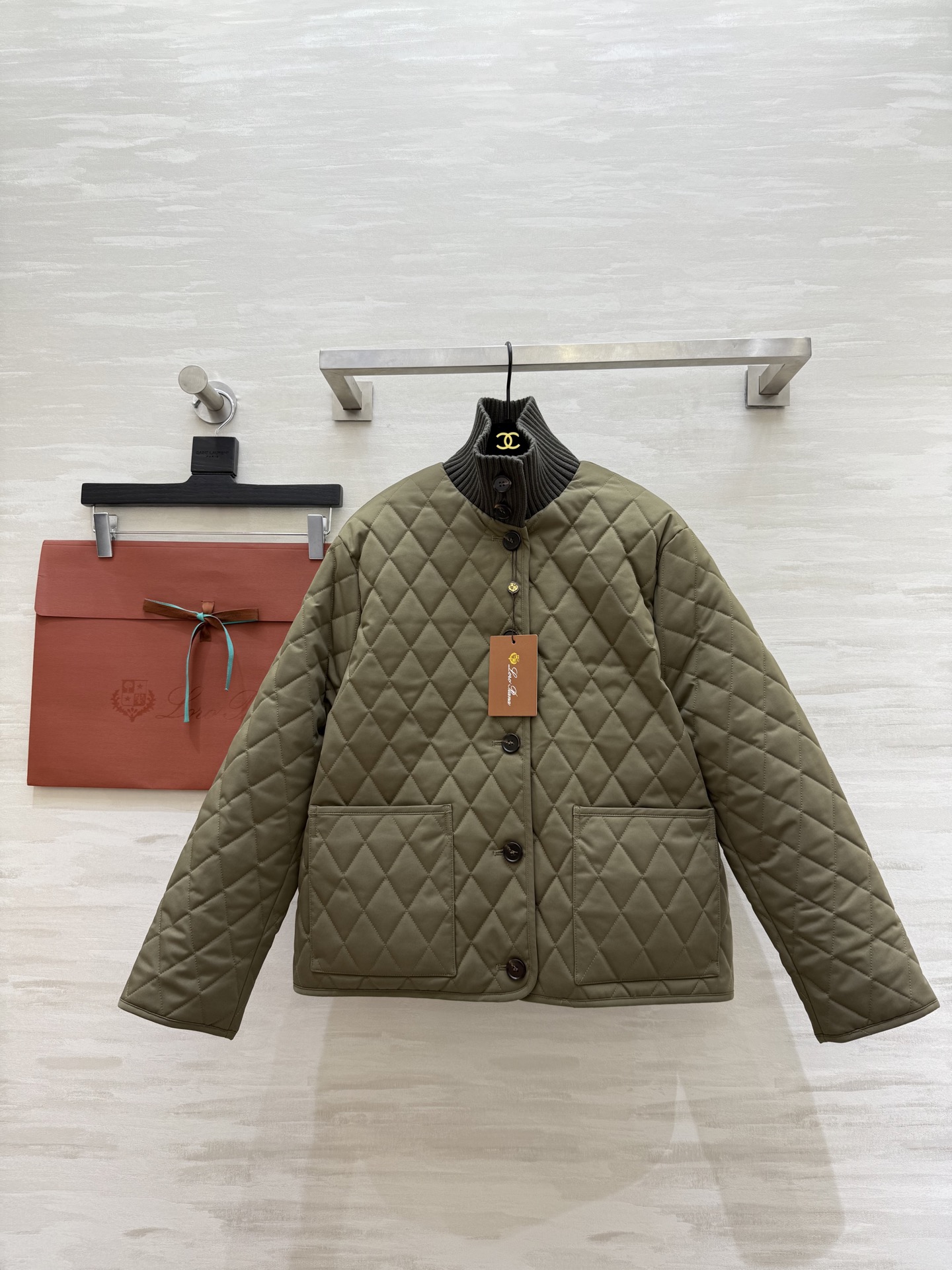 NO:609645,#Loro Pian's new autumn and winter military green quilted cotton jacket adopts classic diamond pattern design. It is light and warm. It is super versatile for autumn and winter wear!  The military green color is low-key and eye-catching. It looks very classy when worn casually with a sweater or shirt. The brand details must be included. It is both comfortable and tasteful!  High-quality customization, available in stock first size S/M/L (S size shoulder width 45, bust 108, length 62, loro piana, shirts, alexander wang19860909#Loro Pian秋冬新款 军绿色绗缝棉服 采用经典菱格纹设计 轻盈又保暖 秋冬穿搭超百搭！军绿色低调耐看 随手搭针织衫或衬衫都很有质感~品牌细节控必入 舒适与品味兼具！高品质定制 现货首发sizeS/M/L（s码肩宽45,胸围108,衣长62,,loro piana,shirts,alexander wang,Women's clothing