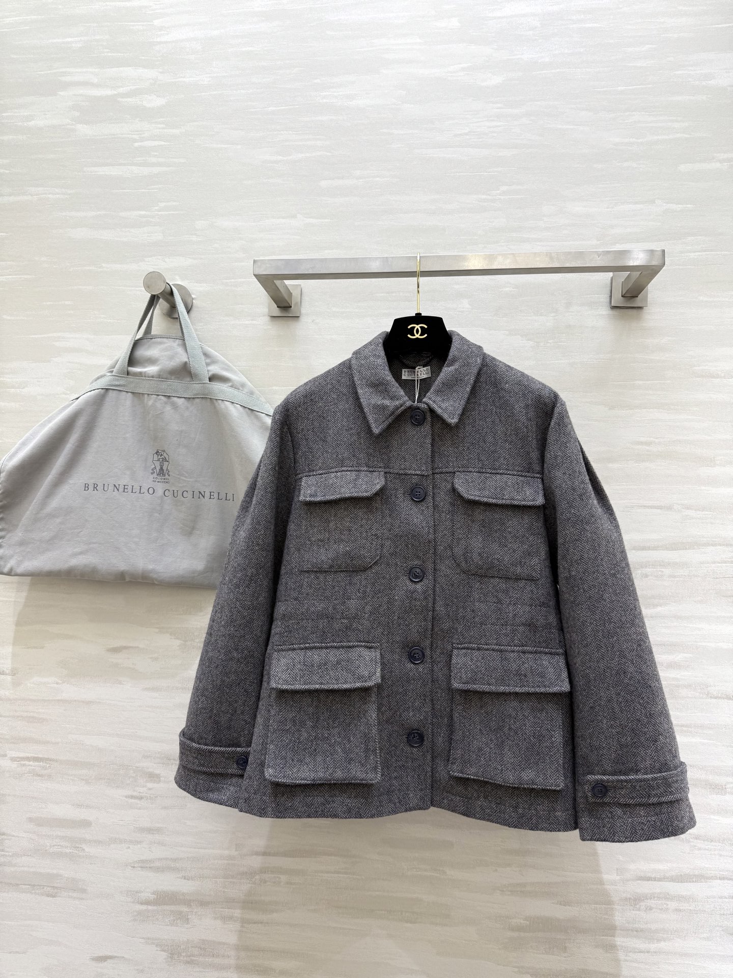 NO:609670,#Brunello Cucinell's new autumn and winter wool jacket is made of high-quality wool, feels delicate and smooth, and has perfect warmth!  Gray is simple and versatile. Four large pockets are both practical and workwear style. Flexible drawstring design at the waist. Easy to control whether commuting or casual occasions. Show low-key luxury 'old money style' temperament. High quality. Available in stock in sizes S/M/L (S size bust 102, length 61), brunello cucinelli, jackets & coats, alexander wang19860909#Brunello Cucinell秋冬新款 羊毛夹克 采用高品质羊毛 触感细腻顺滑 保暖力满分！灰色简约百搭 四个大口袋兼具实用与工装风 腰部灵活抽绳收腰设计 无论通勤还是休闲场合 都能轻松驾驭 展现低调奢华的“老钱风”气质 高品质 现货来sizeS/M/L（s码胸围102,衣长61）,,brunello cucinelli,jackets & coats,alexander wang,Women's clothing