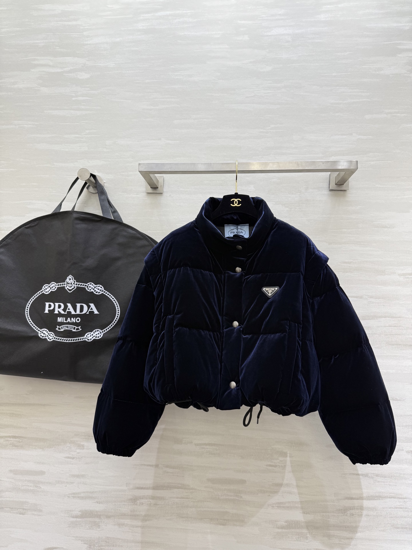 NO:609706,Comes with dust bag #Prad new autumn and winter velvet short down jacket. The sleeves can be taken off and worn as a vest. Perfect interpretation of two outfits with one piece of clothing. The outer layer is velvet texture. The inner layer is filled with 90 white goose down to keep warm and comfortable. High quality. Available in stock first size S/M/L (S size shoulder width 55, bust 130, length 51),, prada, down jacket, alexander wang19860909配防尘袋#Prad秋冬新款 丝绒短款羽绒服 袖子可以摘掉当马甲穿 完美演绎一件衣服两种穿搭 外层丝绒质地 内里90白鹅绒填充保暖舒适 高品质 现货首发sizeS/M/L（s码肩宽55,胸围130,衣长51）,,prada,down jacket,alexander wang,Women's clothing