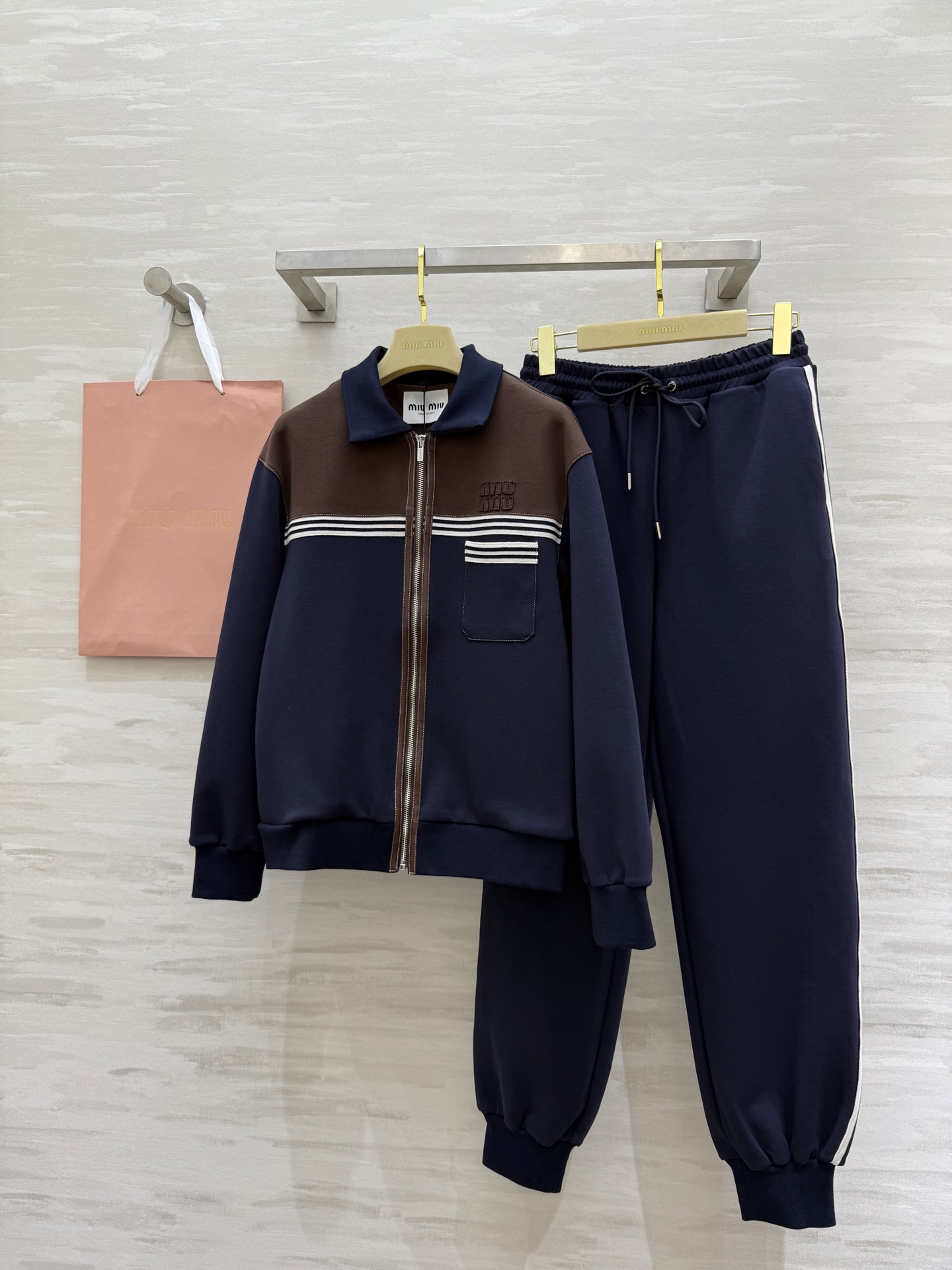 NO:609678,#Miu Autumn and Winter Outfits Casual and Fashionable Suits High-Quality Customized Available Now Available Sizes S/M/L (S size shoulder width 47, bust 96, length 60, waist 64, hips 98, pants length 103),,miumiu,alexander wang19860909#Miu系秋冬穿搭 休闲时髦套装 高品质定制 现货首发sizeS/M/L（s码肩宽47,胸围96,衣长60,腰围64,臀围98,裤长103）,,miumiu,alexander wang,Women's clothing