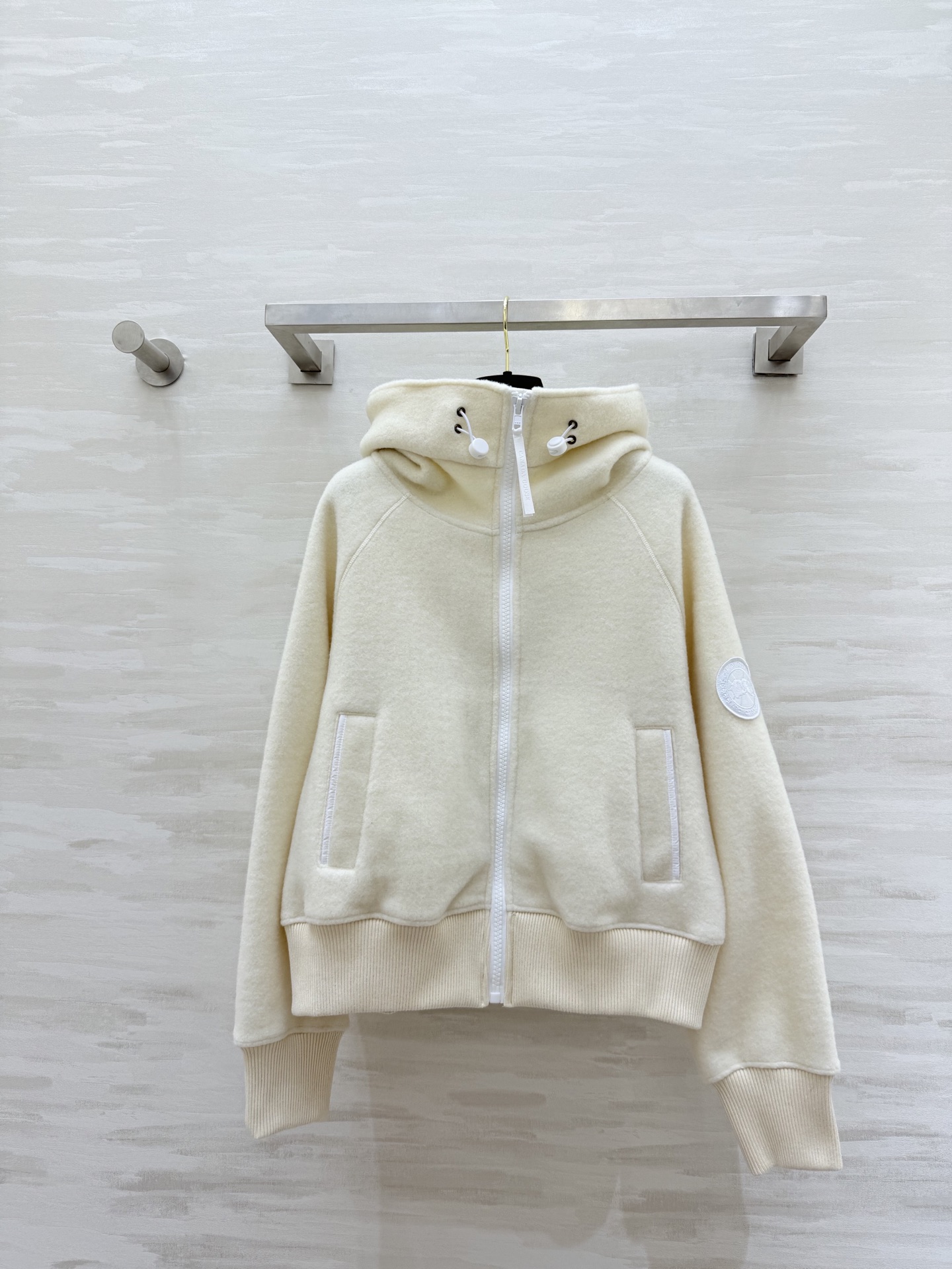 NO:609687,#CanadaGooseChiliwac Lambswool Bomber Jacket High-quality lamb velvet is soft and warm. Super comfortable to wear in autumn and winter. Simple design + classic logo embroidery. Perfect recognition. Hooded design. Elastic treatment on cuffs and hem. Comfortable and practical. Can be easily used for leisure or outdoor. Fashionable and versatile!  High quality customization, available in stock first size S/M/L (S size bust 114, length 55), jackets & coats, hats, alexander wang19860909#加拿大鹅Chiliwac羊羔毛飞行员夹克 高品质羊羔绒柔软又保暖 秋冬穿超舒服 简约设计＋经典Logo刺绣 辨识度满分 连帽设计 袖口和下摆弹性处理 舒适又实用 休闲or户外都能轻松驾驭 时髦又百搭！高品质定制 现货首发sizeS/M/L（s码胸围114,衣长55）,,jackets & coats,hats,alexander wang,Women's clothing