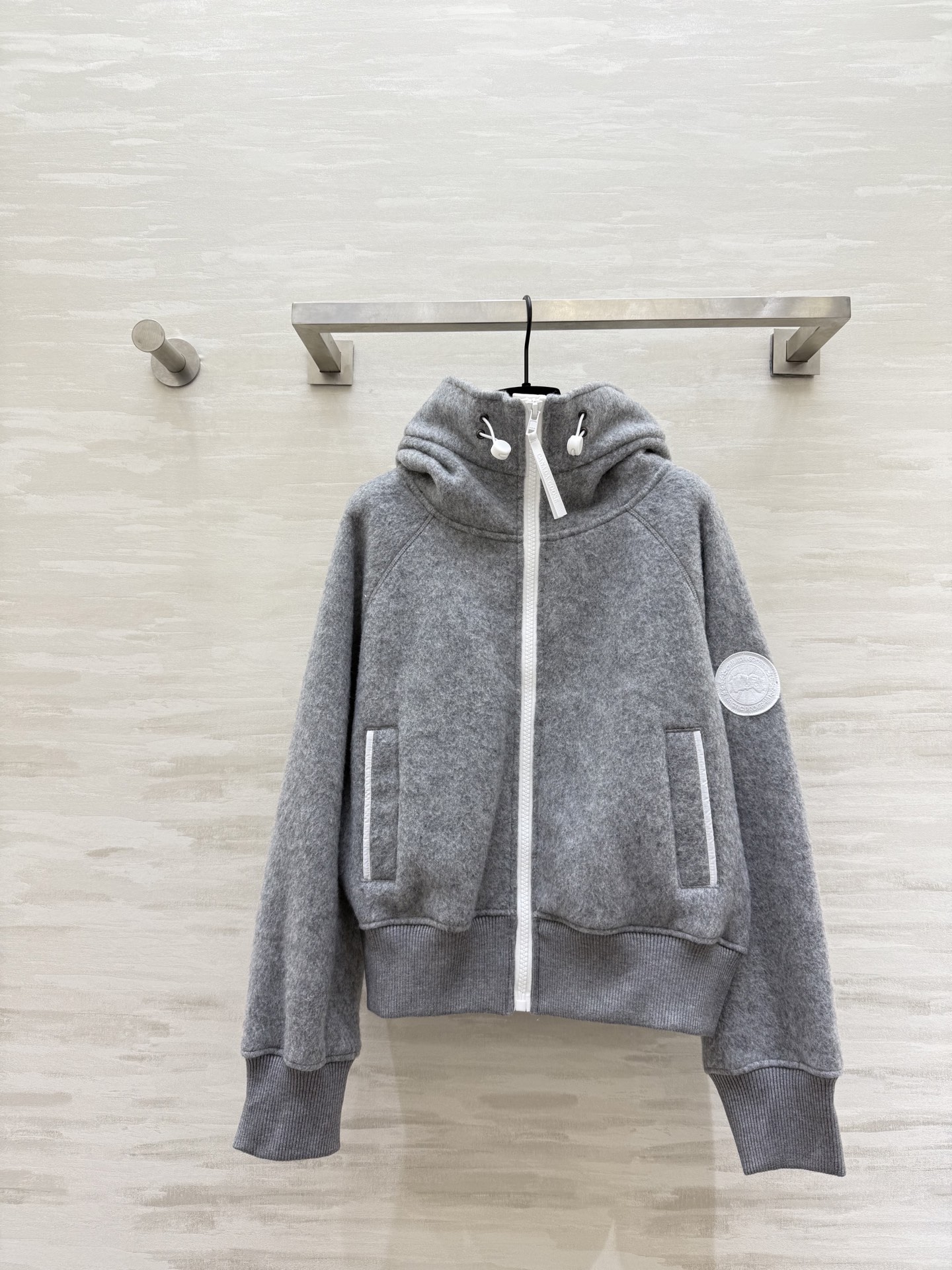 NO:609698,#CanadaGooseChiliwac Lambswool Bomber Jacket High-quality lamb velvet is soft and warm. Super comfortable to wear in autumn and winter. Simple design + classic logo embroidery. Perfect recognition. Hooded design. Elastic treatment on cuffs and hem. Comfortable and practical. Can be easily used for leisure or outdoor. Fashionable and versatile!  High quality customization, available in stock first size S/M/L (S size bust 114, length 55), jackets & coats, hats, alexander wang19860909#加拿大鹅Chiliwac羊羔毛飞行员夹克 高品质羊羔绒柔软又保暖 秋冬穿超舒服 简约设计＋经典Logo刺绣 辨识度满分 连帽设计 袖口和下摆弹性处理 舒适又实用 休闲or户外都能轻松驾驭 时髦又百搭！高品质定制 现货首发sizeS/M/L（s码胸围114,衣长55）,,jackets & coats,hats,alexander wang,Women's clothing