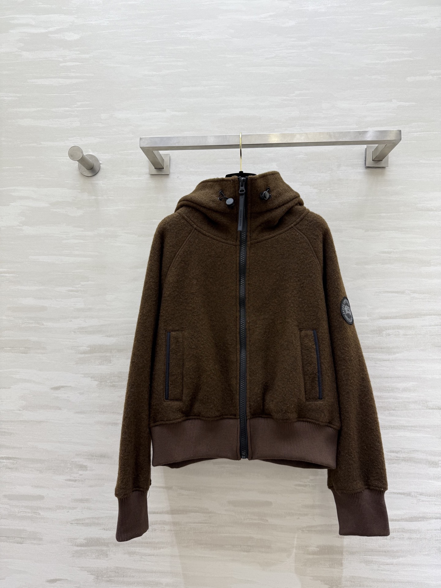 NO:609708,#CanadaGooseChiliwac Lambswool Bomber Jacket High-quality lamb velvet is soft and warm. Super comfortable to wear in autumn and winter. Simple design + classic logo embroidery. Perfect recognition. Hooded design. Elastic treatment on cuffs and hem. Comfortable and practical. Can be easily used for leisure or outdoor. Fashionable and versatile!  High quality customization, available in stock first size S/M/L (S size bust 114, length 55), jackets & coats, hats, alexander wang19860909#加拿大鹅Chiliwac羊羔毛飞行员夹克 高品质羊羔绒柔软又保暖 秋冬穿超舒服 简约设计＋经典Logo刺绣 辨识度满分 连帽设计 袖口和下摆弹性处理 舒适又实用 休闲or户外都能轻松驾驭 时髦又百搭！高品质定制 现货首发sizeS/M/L（s码胸围114,衣长55）,,jackets & coats,hats,alexander wang,Women's clothing