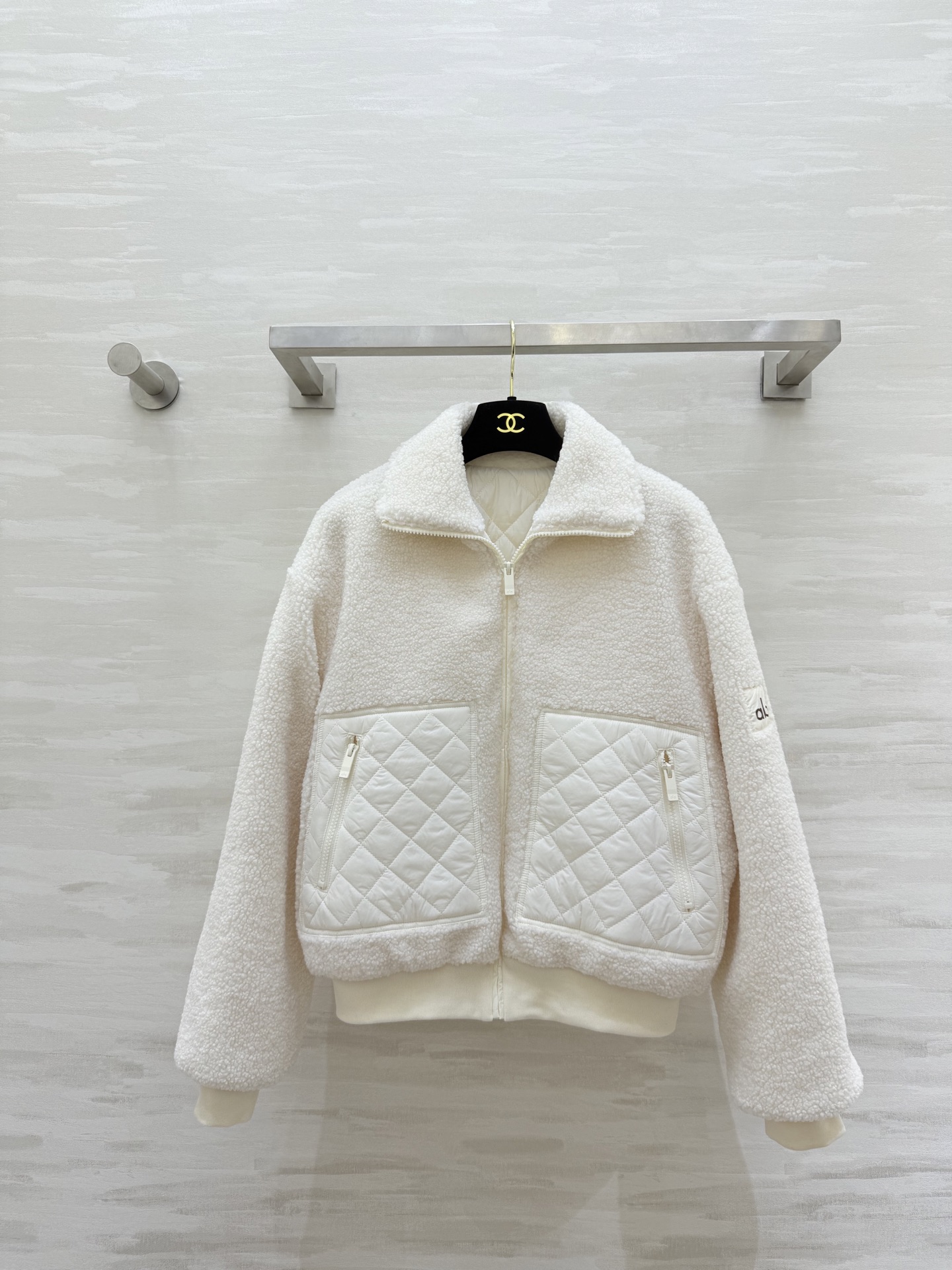 NO:611353,#alo hot style lamb wool bomber jacket, lamb velvet + diamond quilting stitching, perfect texture!  Stand-up collar zipper design, brand embroidered logo on cuffs, ultra-exquisite details, short and loose fit, slim and versatile, can be easily worn in sweatpants or skirts!  The fabric is soft and skin-friendly with strong warmth retention. It is super comfortable to wear in autumn and winter. It is suitable for daily outings and fitness. It is a must-have item that is both fashionable and practical!  High quality customization, available in stock, sizeS/M/L,,skirts,jackets & coats,alexander wang19860909#alo爆款 羊羔毛飞行员夹克 羊羔绒＋菱格绗缝拼接质感满分！立领拉链设计 袖口有品牌刺绣logo 细节超精致 短款宽松版型 显瘦又百搭 无论运动裤还是裙装都能轻松驾驭！面料柔软亲肤 保暖力强 秋冬穿超舒服～日常出街、健身都很适合,是潮流与实用兼具的必备单品！高品质定制 现货首发sizeS/M/L,,skirts,jackets & coats,alexander wang,Women's clothing