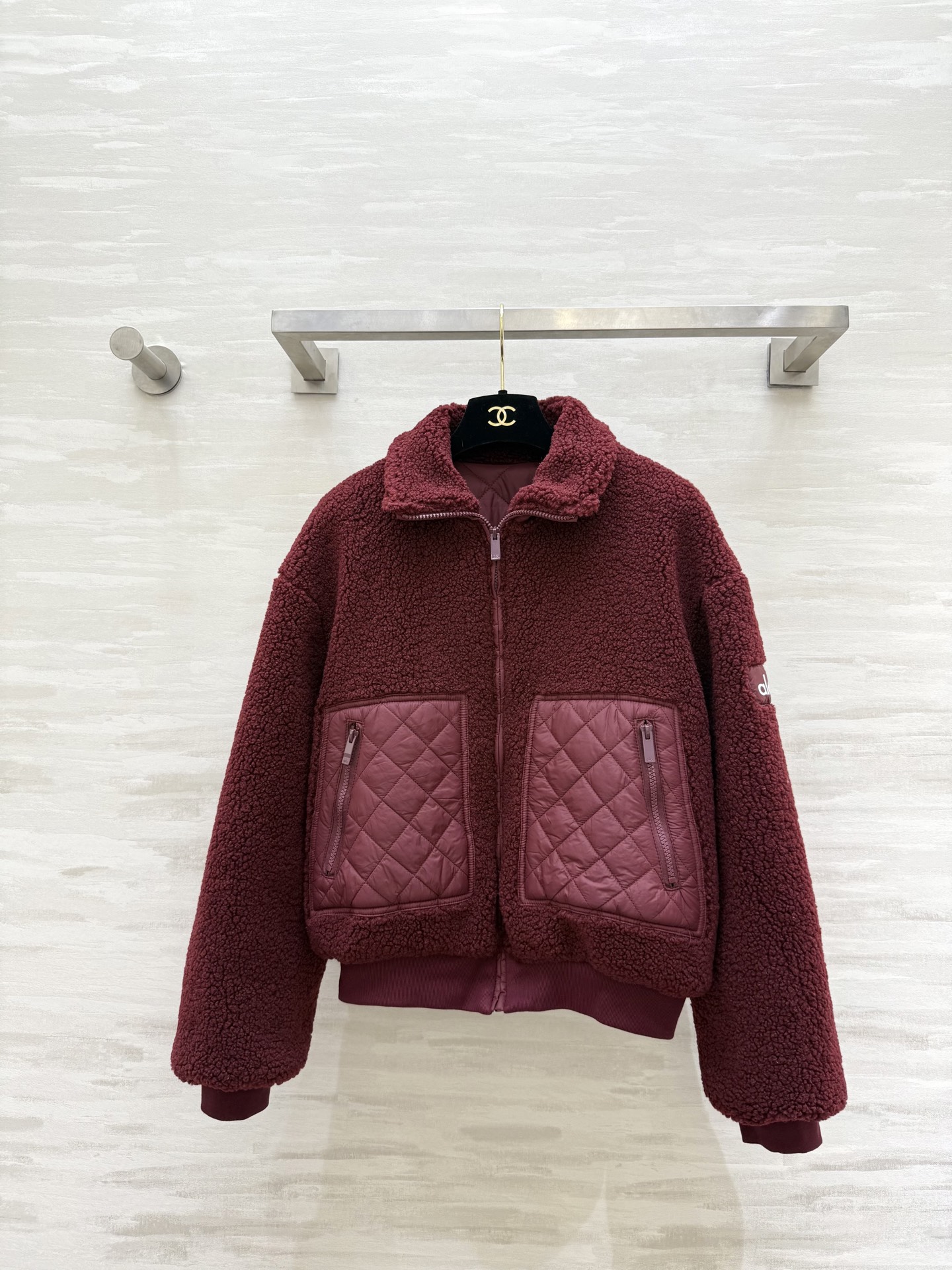 NO:611323,#alo hot style lamb wool bomber jacket, lamb velvet + diamond quilting stitching, perfect texture!  Stand-up collar zipper design, brand embroidered logo on cuffs, ultra-exquisite details, short and loose fit, slim and versatile, can be easily worn in sweatpants or skirts!  The fabric is soft and skin-friendly with strong warmth retention. It is super comfortable to wear in autumn and winter. It is suitable for daily outings and fitness. It is a must-have item that is both fashionable and practical!  High quality customization, available in stock, sizeS/M/L,,skirts,jackets & coats,alexander wang19860909#alo爆款 羊羔毛飞行员夹克 羊羔绒＋菱格绗缝拼接质感满分！立领拉链设计 袖口有品牌刺绣logo 细节超精致 短款宽松版型 显瘦又百搭 无论运动裤还是裙装都能轻松驾驭！面料柔软亲肤 保暖力强 秋冬穿超舒服～日常出街、健身都很适合,是潮流与实用兼具的必备单品！高品质定制 现货首发sizeS/M/L,,skirts,jackets & coats,alexander wang,Women's clothing