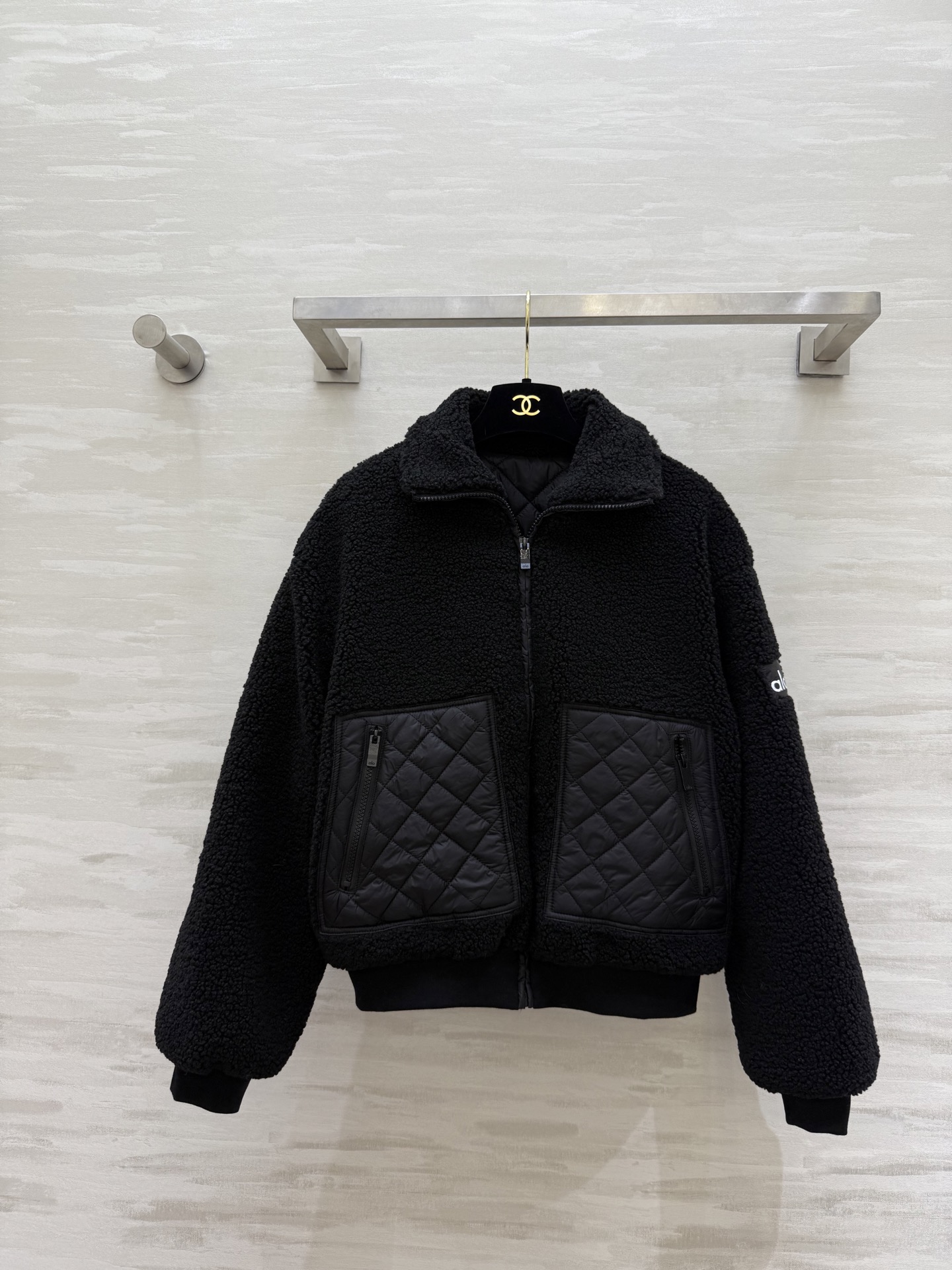 NO:611335,#alo hot style lamb wool bomber jacket, lamb velvet + diamond quilting stitching, perfect texture!  Stand-up collar zipper design, brand embroidered logo on cuffs, ultra-exquisite details, short and loose fit, slim and versatile, can be easily worn in sweatpants or skirts!  The fabric is soft and skin-friendly with strong warmth retention. It is super comfortable to wear in autumn and winter. It is suitable for daily outings and fitness. It is a must-have item that is both fashionable and practical!  High quality customization, available in stock first size S/M/L (,,skirts,jackets & coats,alexander wang19860909#alo爆款 羊羔毛飞行员夹克 羊羔绒＋菱格绗缝拼接质感满分！立领拉链设计 袖口有品牌刺绣logo 细节超精致 短款宽松版型 显瘦又百搭 无论运动裤还是裙装都能轻松驾驭！面料柔软亲肤 保暖力强 秋冬穿超舒服～日常出街、健身都很适合,是潮流与实用兼具的必备单品！高品质定制 现货首发sizeS/M/L（,,skirts,jackets & coats,alexander wang,Women's clothing