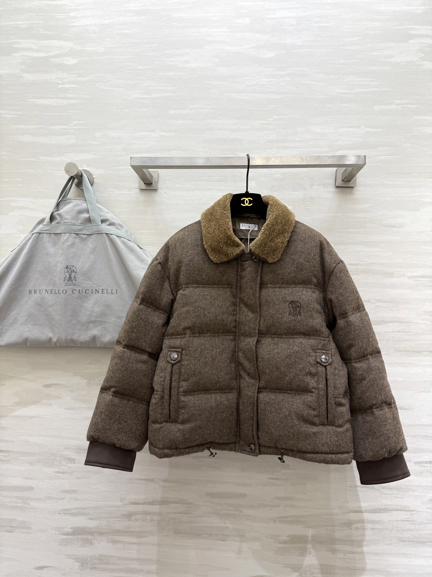 NO:611344,Comes with dust bag #BRUNELLO CUCINEL new autumn and winter style, quiet luxury style goose down jacket, wool blended wool outer layer, 90% white goose down filling inside, light and warm, high quality customization, available in stock, sizeS/M/L (S size shoulder width 50, chest 104, length 55),, brunello cucinelli, alexander wang19860909配防尘袋#BRUNELLO CUCINEL秋冬新款 静奢风鹅绒服 外层羊毛混纺毛呢 内里90白鹅绒填充轻盈保暖 高品质定制 现货首发sizeS/M/L（s码肩宽50,胸围104,衣长55）,,brunello cucinelli,alexander wang,Women's clothing
