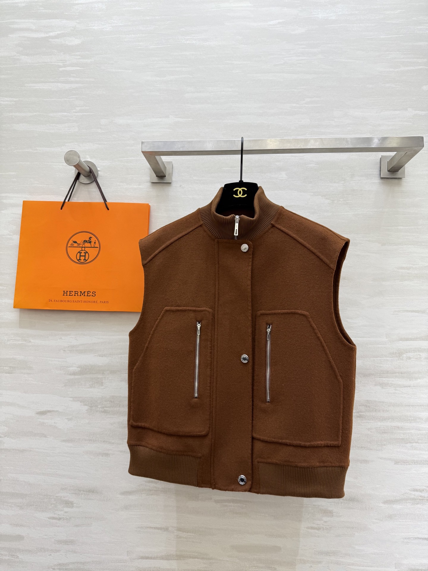 NO:611341,#Herme autumn and winter new style, casual wear for young ladies with a sense of wealth, wool vest jacket, customized wool fabric, soft and warm, high quality customization, available in stock, sizeS/M/L (S size bust 96, length 53),,hermes,jackets & coats,alexander wang19860909#Herme秋冬新款 新贵感大小姐休闲穿搭 羊毛马甲外套 定制羊毛面料柔软保暖 高品质定制 现货首发sizeS/M/L（s码胸围96,衣长53）,,hermes,jackets & coats,alexander wang,Women's clothing