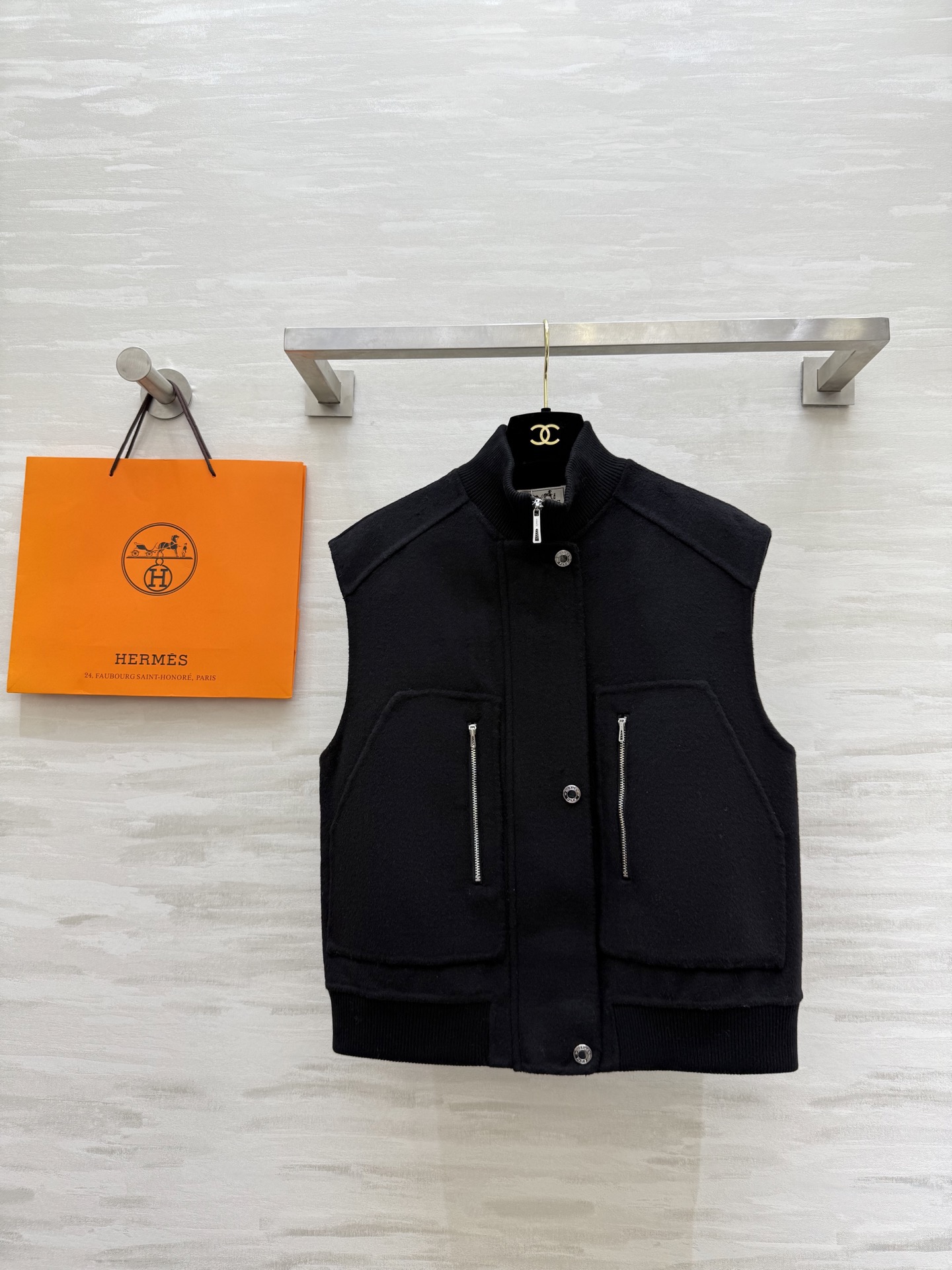 NO:611351,#Herme autumn and winter new style, casual wear for young ladies with a sense of wealth, wool vest jacket, customized wool fabric, soft and warm, high quality customization, available in stock, sizeS/M/L (S size bust 96, length 53),,hermes,jackets & coats,alexander wang19860909#Herme秋冬新款 新贵感大小姐休闲穿搭 羊毛马甲外套 定制羊毛面料柔软保暖 高品质定制 现货首发sizeS/M/L（s码胸围96,衣长53）,,hermes,jackets & coats,alexander wang,Women's clothing