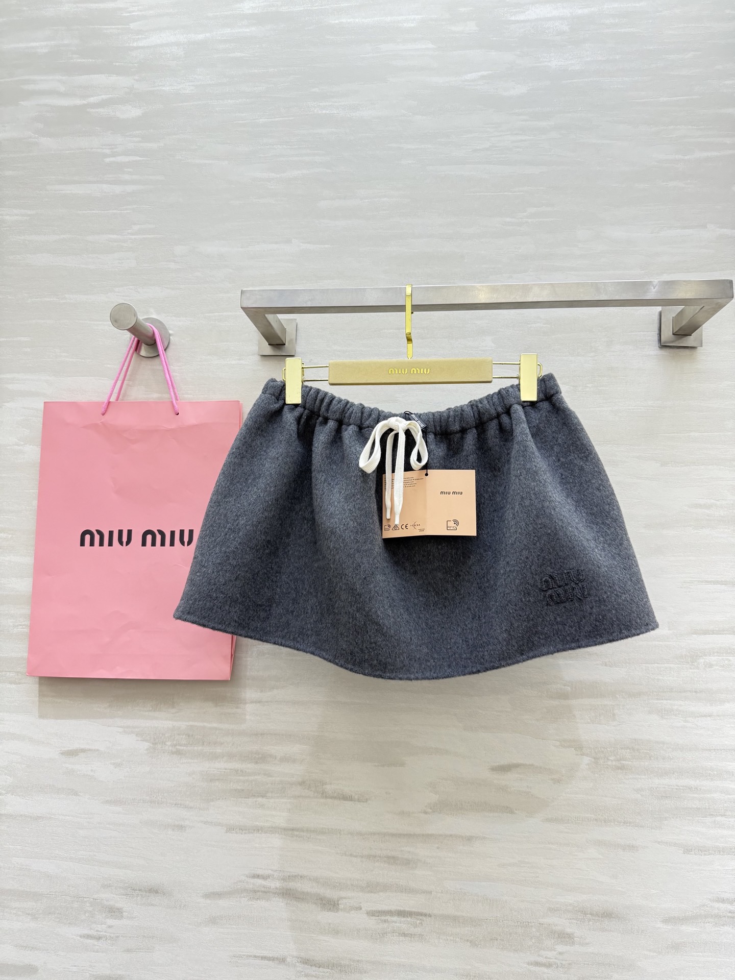 NO:611373,#Miu double-sided tweed skirt, light gray, high-intellectual wear, high-quality customization, available in stock, sizeS/M/L (S size waist 72, skirt length 30),,miumiu,skirts,alexander wang19860909#Miu系双面呢半裙 浅灰色高智感穿搭 高品质定制 现货首发sizeS/M/L（s码腰围72,裙长30）,,miumiu,skirts,alexander wang,Women's clothing