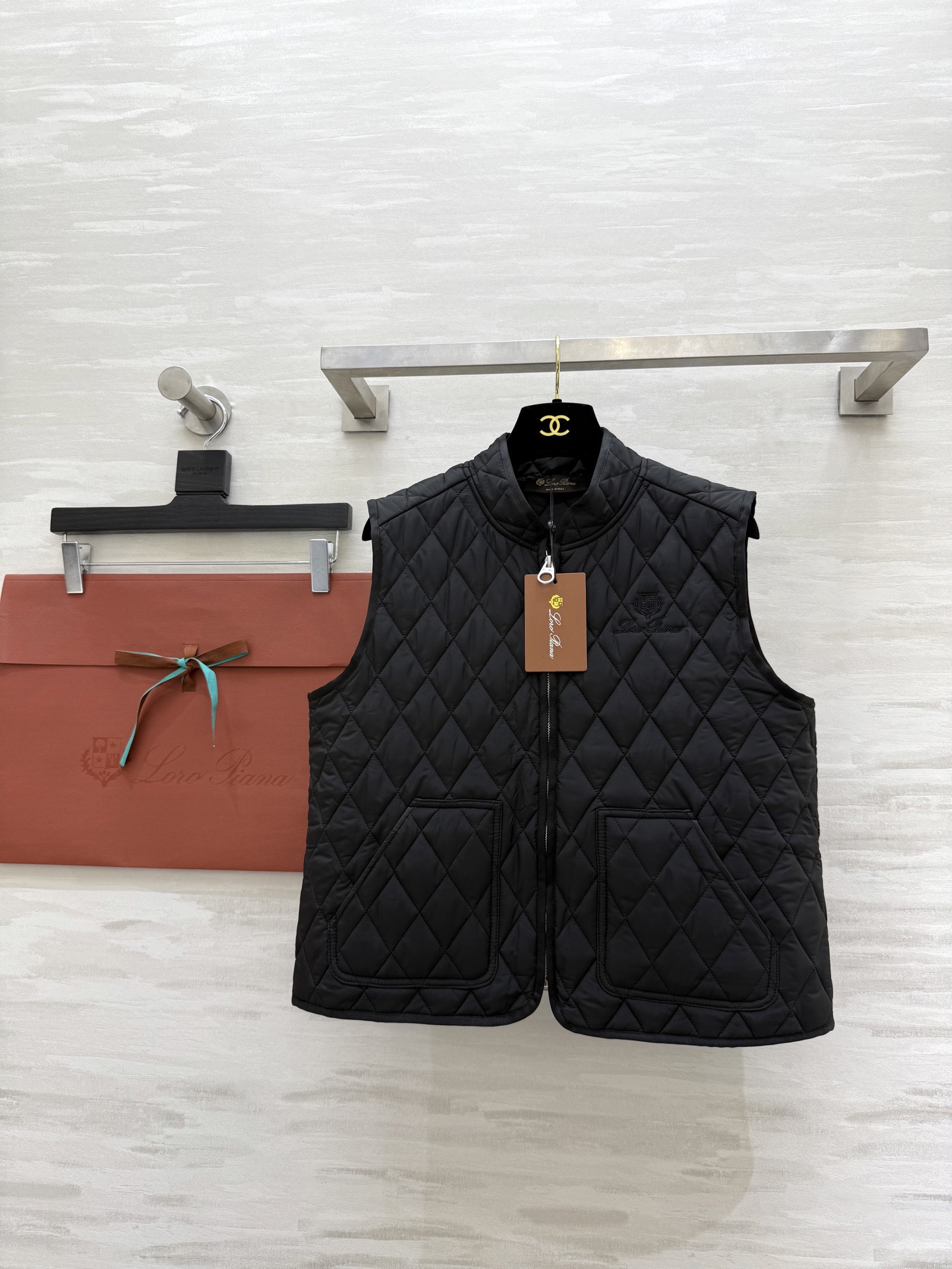 NO:611385,#LP autumn and winter new style diamond quilted vest jacket, quilted lining to keep warm and comfortable, logo embroidery is exquisite and advanced, high quality, ready for sale, sizeS/M/L (S size bust, length 52),,loro piana,jackets & coats,alexander wang19860909#LP秋冬新款 菱格夹棉马甲外套 内里夹棉保暖舒适 logo刺绣精致高级 高品质 现货首发sizeS/M/L（s码胸围,衣长52）,,loro piana,jackets & coats,alexander wang,Women's clothing