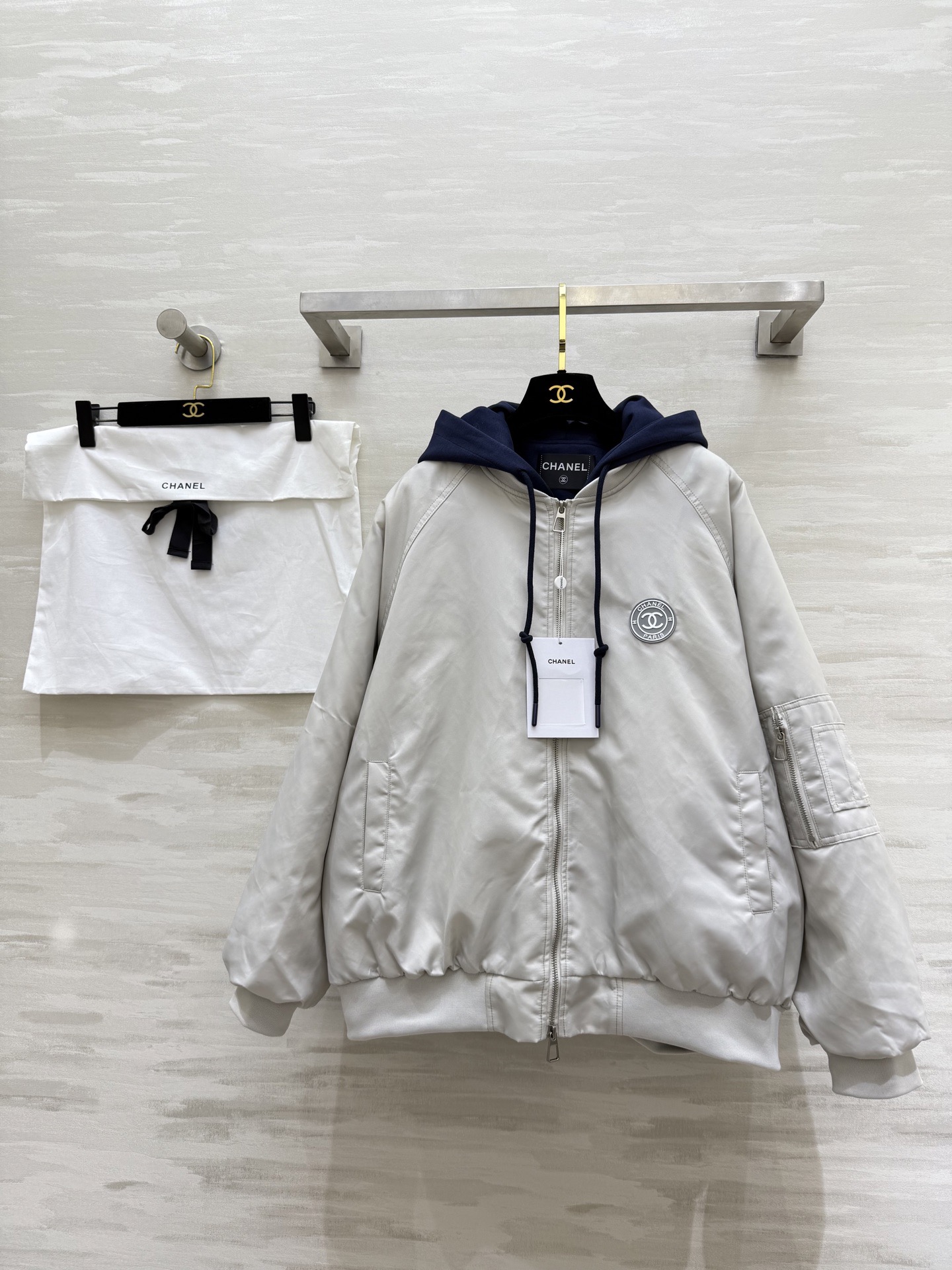 NO:621602,# Equipped with dust bag Chane new autumn and winter style, second-hand series of down cotton jackets, fake two-piece spliced ​​baseball uniforms v highly recommended, new autumn and winter style, down cotton filling creates a casual and not bloated silhouette, suitable for multiple styles, high quality customization, available in stock first size 36/38/40 (38 size bust 128, length 68),, chanel, down jacket, alexander wang19860909#配防尘袋Chane秋冬新款 中古系列羽绒棉服 假两件拼接棒球服v强烈推荐 秋冬新款 羽绒棉填充塑造出随性不臃肿的廓形 适配多元风格造型 高品质定制 现货首发size36/38/40（38码胸围128,衣长68）,,chanel,down jacket,alexander wang,Women's clothing