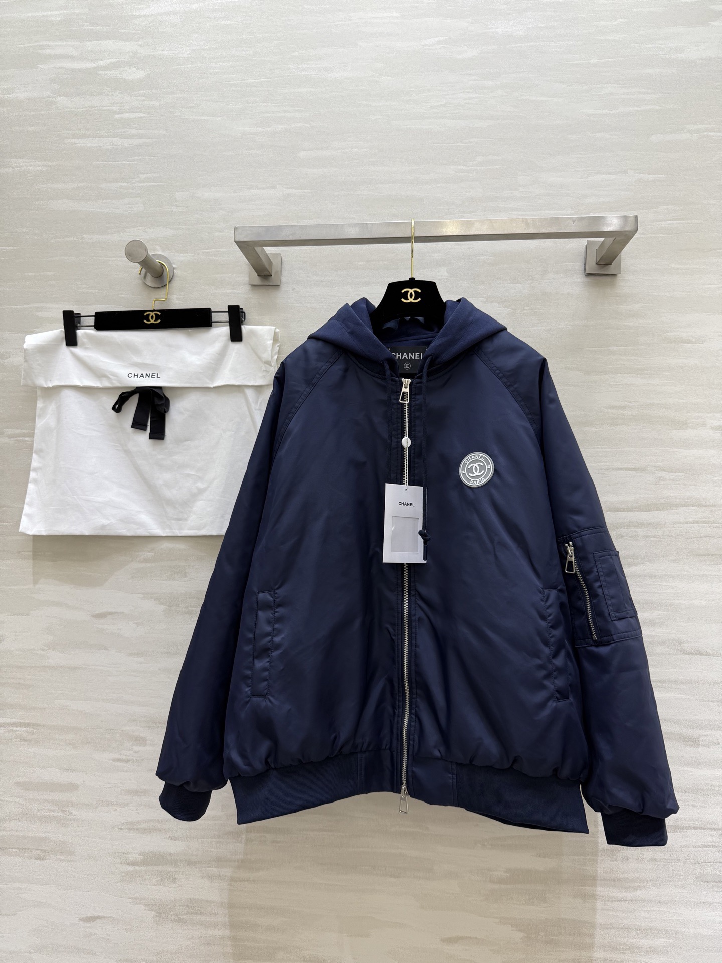 NO:621606,Comes with dust bag #Chane new autumn and winter style Second-hand series down cotton jacket Fake two-piece spliced ​​baseball uniform v highly recommended New autumn and winter style Down cotton filling creates a casual and not bloated silhouette Suitable for multiple styles High-quality customization Available in stock first size 36/38/40 (38 size bust 128, length 68),, chanel, down jacket, alexander wang19860909配防尘袋#Chane秋冬新款 中古系列羽绒棉服 假两件拼接棒球服v强烈推荐 秋冬新款 羽绒棉填充塑造出随性不臃肿的廓形 适配多元风格造型 高品质定制 现货首发size36/38/40（38码胸围128,衣长68）,,chanel,down jacket,alexander wang,Women's clothing