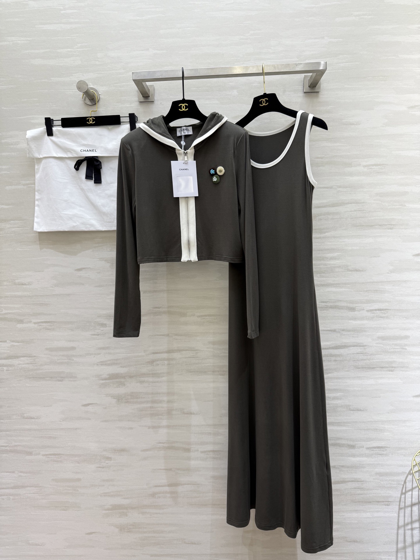 NO:621611,#Chane Hooded Jacket Vest Long Skirt Two-piece Wool Suit Vest Long Skirt Slim-fitting Customized wool blend fabric is skin-friendly and comfortable High-quality customization Available in stock first sizeS/M/L/XL (M size coat shoulder width 41, bust 104, length 45, suspender bust 80, skirt length 130),,chanel,skirts,jackets & coats,hats,alexander wang19860909#Chane连帽外套背心长裙两件套羊毛套装 背心长裙修身显瘦 定制羊毛混纺面料亲肤舒适 高品质定制 现货首发sizeS/M/L/XL（M码外套肩宽41,胸围104,衣长45,吊带胸围80,裙长130）,,chanel,skirts,jackets & coats,hats,alexander wang,Women's clothing