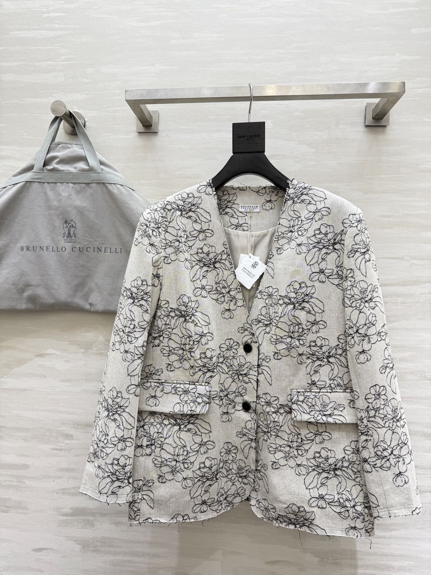 NO:622120,#BC autumn and winter new style heavy embroidered v-neck suit jacket, high quality, available in stock, size S/M/L (S size shoulder width 45, chest 116, length 81,, jackets & coats, business suit, alexander wang19860909#BC秋冬新款 重工刺绣v领西装外套 高品质 现货来sizeS/M/L（s码肩宽45,胸围116,衣长81,,jackets & coats,business suit,alexander wang,Women's clothing