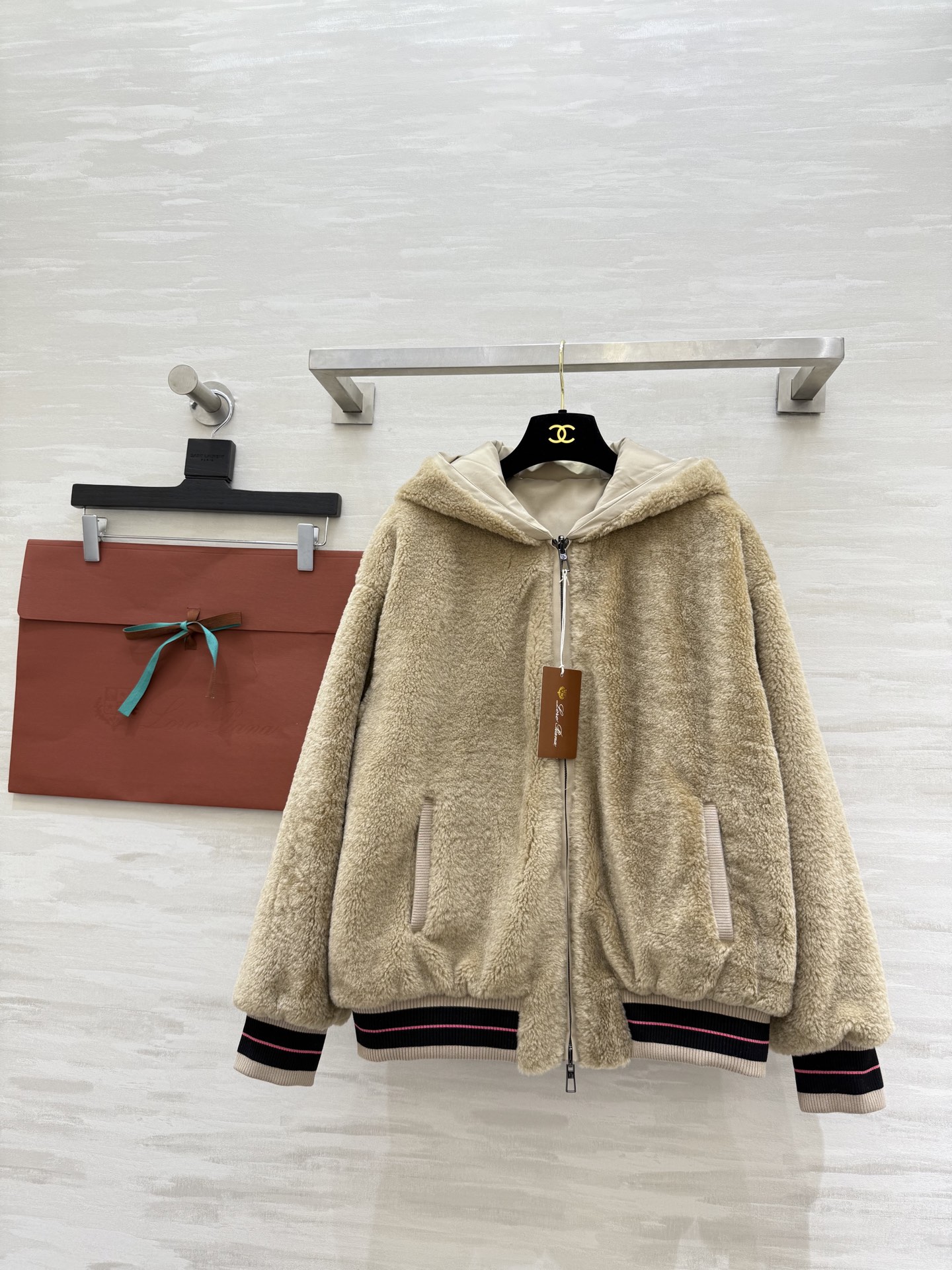 NO:622133,#Loro Pian new autumn and winter style, reversible wool hooded jacket, high quality customization, ready for sale, sizeS/M/L (S size bust 116, length 60),,loro piana,jackets & coats,hats,alexander wang19860909#Loro Pian秋冬新款 正反两穿 羊毛连帽外套 高品质定制 现货首发sizeS/M/L（s码胸围116,衣长60）,,loro piana,jackets & coats,hats,alexander wang,Women's clothing