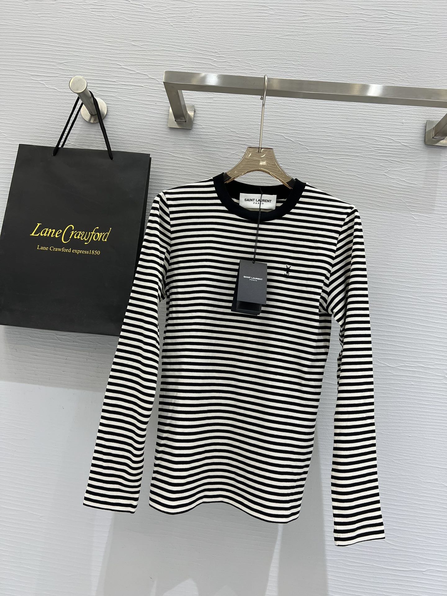 NO:622145,#ysl striped long-sleeved top, minimalist and fashionable, eternal classic, ceiling of striped fabric, custom-made textile, delicate, soft and thick, textured and weighty, three-dimensional logo embroidery, eyes closed sizeS/M/L (shoulder width 38, bust 88, length 62 for size M),,saint laurent,alexander wang19860909#ysl条纹长袖上衣 极简时髦 万年经典 条纹面料的天花板 来自定纺织细腻柔软厚实 有质感有分量 立体logo 刺绣闭眼入 sizeS/M/L（M码肩宽38,胸围88,衣长62）,,saint laurent,alexander wang,Women's clothing