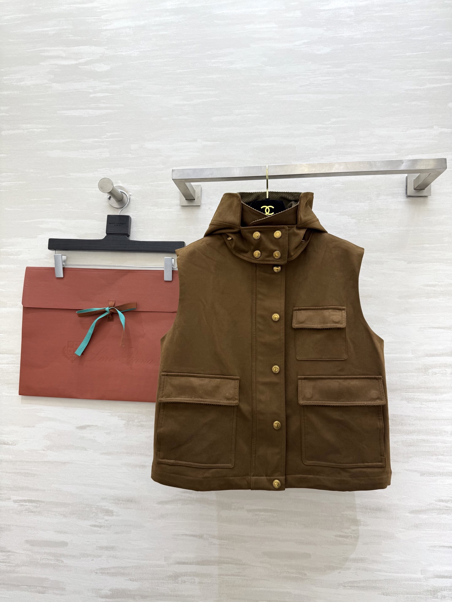 NO:622095,#Loro Pian new style for autumn and winter, old money style suede hooded vest jacket, high quality customization, available in stock, sizeS/M/L (S size bust 100, length 50),,loro piana,jackets & coats,chamois leather,hats,alexander wang19860909#Loro Pian秋冬新款 老钱风麂皮绒连帽马甲外套 高品质定制 现货首发sizeS/M/L（s码胸围100,衣长50）,,loro piana,jackets & coats,chamois leather,hats,alexander wang,Women's clothing