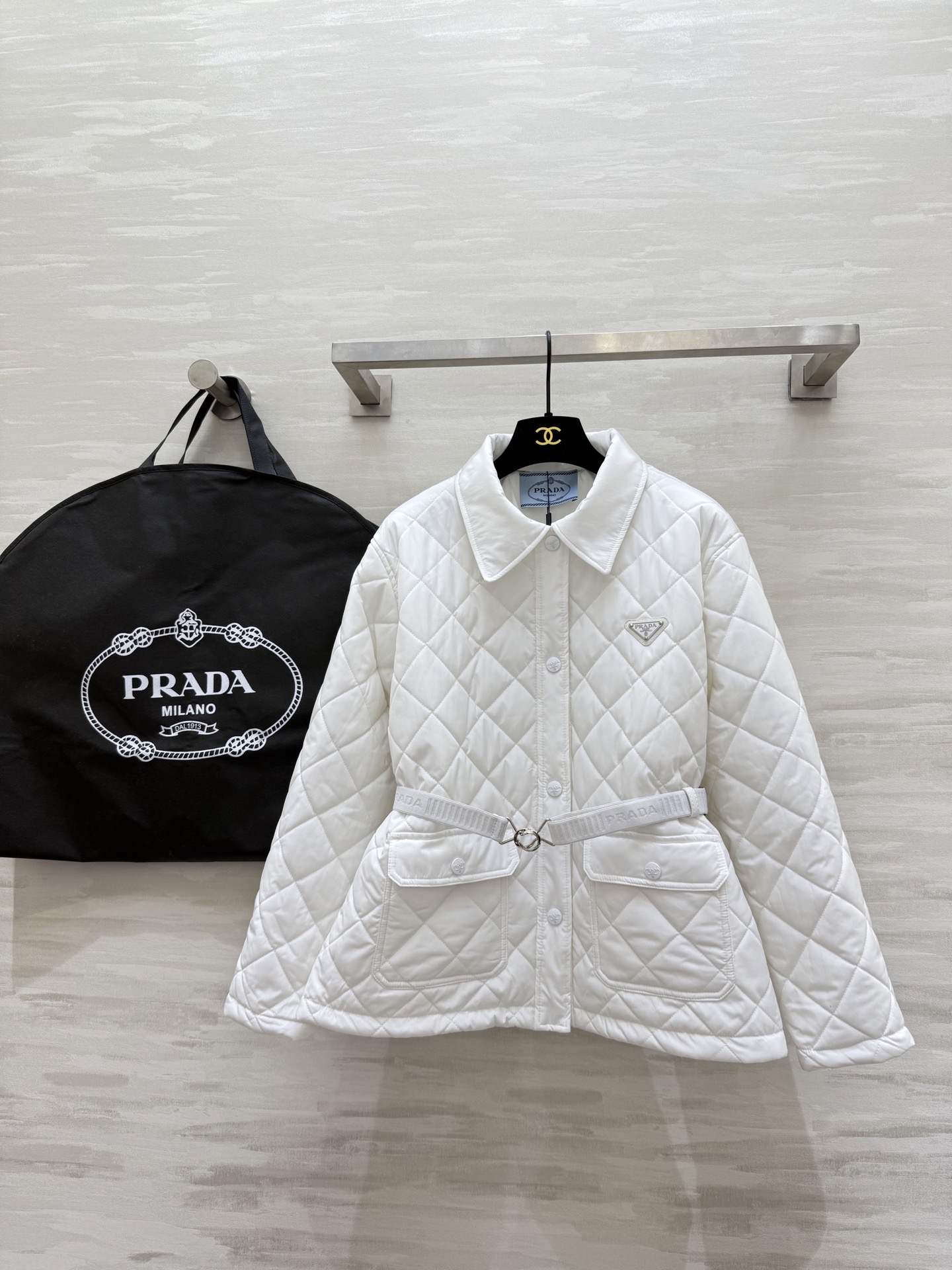 NO:623301,#Prad Autumn and winter new style Diamond quilted lapel jacket with delivery belt to slim down the waist. Comfortable and warm with cotton lining. High quality customization. Ready for sale. SizeS/M/L (S size bust 106, length 56),, prada, jackets & coats, jackets & coats, alexander wang19860909#Prad秋冬新款 菱格夹棉翻领夹克外套 配送腰带收腰显瘦 内里夹棉舒适保暖 高品质定制 现货首发sizeS/M/L（s码胸围106,衣长56）,,prada,jackets & coats,jackets & coats,alexander wang,Women's clothing