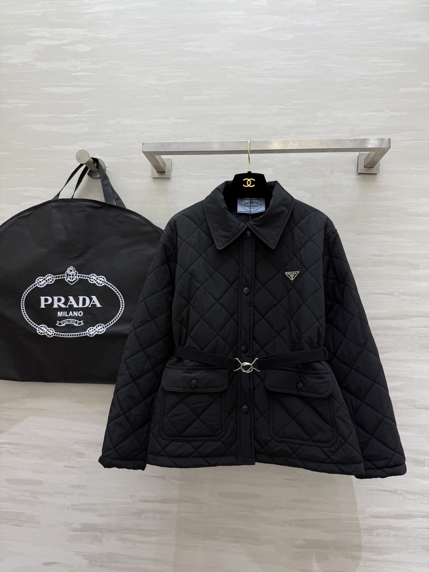 NO:623310,#Prad Autumn and winter new style Diamond quilted lapel jacket with delivery belt to slim down the waist. Comfortable and warm with cotton lining. High quality customization. Ready for sale. SizeS/M/L (S size bust 106, length 56),, prada, jackets & coats, jackets & coats, alexander wang19860909#Prad秋冬新款 菱格夹棉翻领夹克外套 配送腰带收腰显瘦 内里夹棉舒适保暖 高品质定制 现货首发sizeS/M/L（s码胸围106,衣长56）,,prada,jackets & coats,jackets & coats,alexander wang,Women's clothing