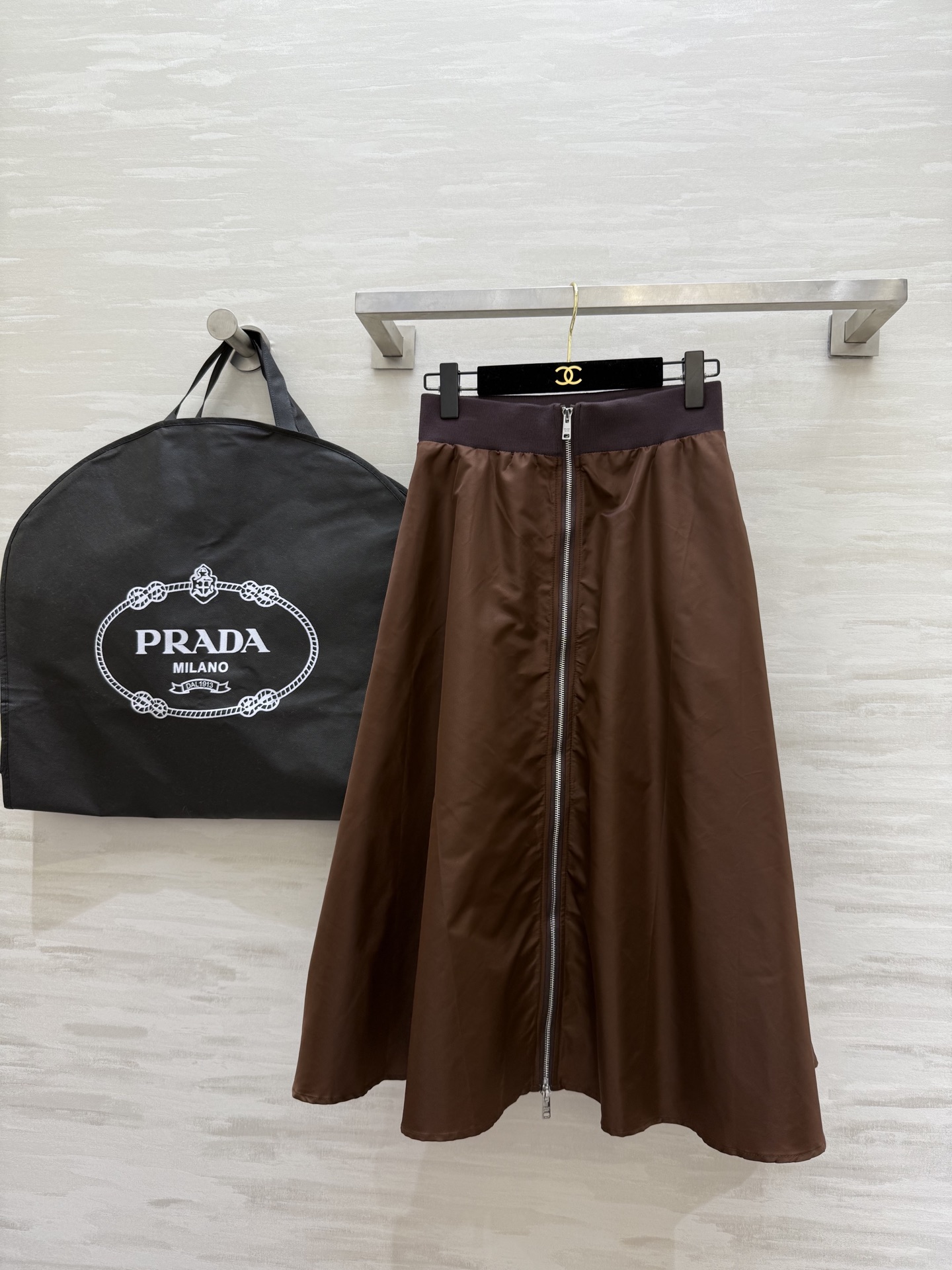 NO:623339,#Prad autumn and winter popular single style high-waisted umbrella-shaped nylon skirt, high-quality customization, available in stock first size S/M/L (S size waist 62, skirt 76),, prada, skirts, alexander wang19860909#Prad秋冬爆单款 高腰伞状尼龙半裙 高品质定制 现货首发sizeS/M/L（s码腰围62,半裙76）,,prada,skirts,alexander wang,Women's clothing