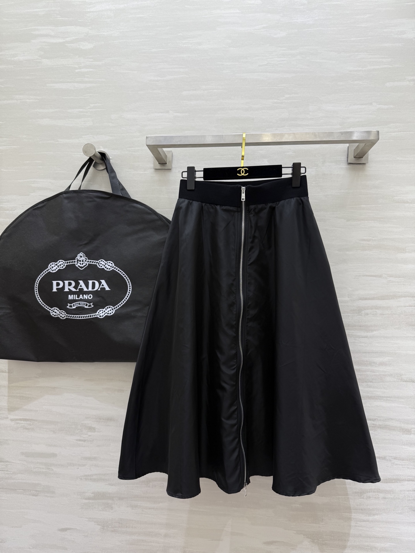 NO:623302,#Prad autumn and winter popular single style high-waisted umbrella-shaped nylon skirt, high-quality customization, available in stock first size S/M/L (S size waist 62, skirt 76),, prada, skirts, alexander wang19860909#Prad秋冬爆单款 高腰伞状尼龙半裙 高品质定制 现货首发sizeS/M/L（s码腰围62,半裙76）,,prada,skirts,alexander wang,Women's clothing