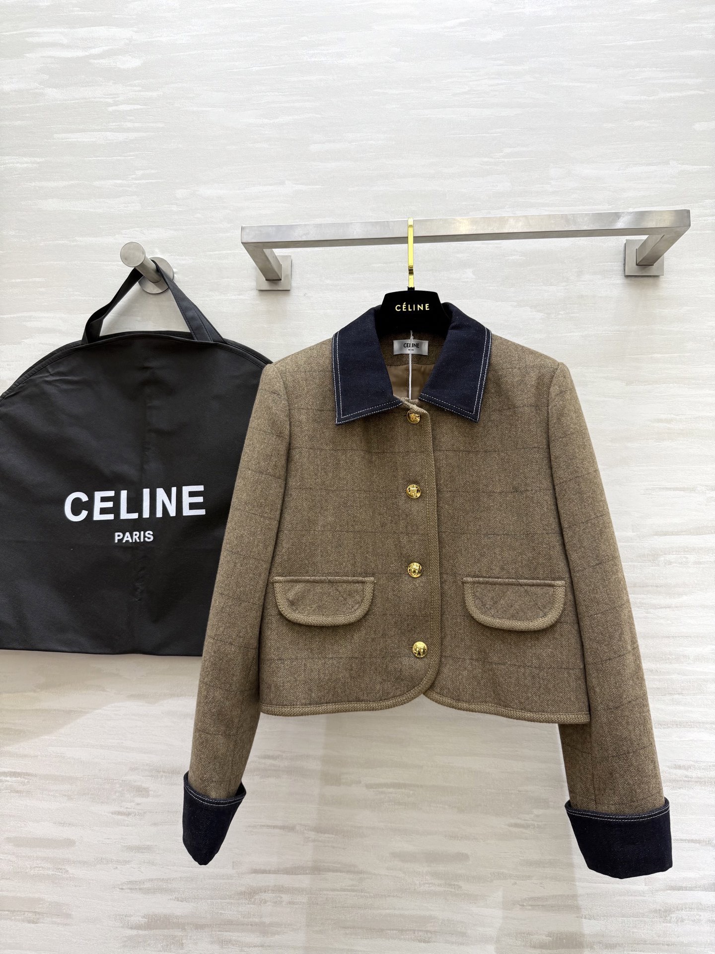 NO:623997,#Celin autumn and winter new style Early winter Maillard ootd ｜ Woolen coat Fashionable denim lapel design Small short coat is very proportioned and playful to reduce age. Open molded gold buckle embellishment is exquisite and high-quality High quality Ready for the first time sizeS/M/L (S size shoulder width 38, chest 98, length 48),,celine,jackets & coats,alexander wang19860909#Celin秋冬新款 初冬美拉德ootd ｜ 羊毛呢外套 时髦牛仔翻领设计 小短款外套很显比例俏皮减龄 开模金扣点缀精致高级 高品质 现货首发sizeS/M/L（s码肩宽38,胸围98,衣长48）,,celine,jackets & coats,alexander wang,Women's clothing