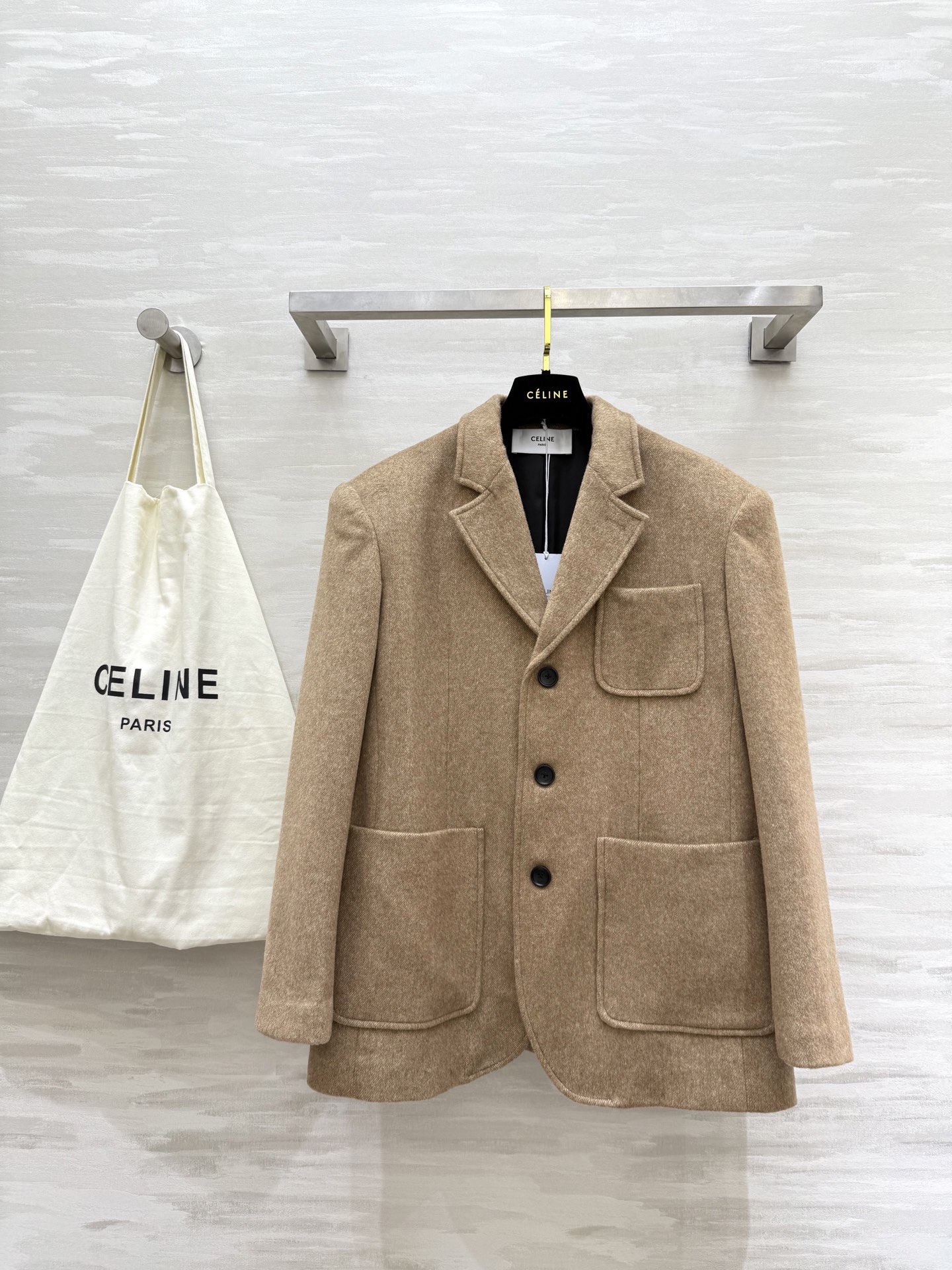 NO:624006,#CELIN New Autumn and Winter Alpaca Suit Jacket, soft and delicate texture, warm and light, perfect for autumn and winter!  Classic khaki color + buttoned + lapel design. Simple and elegant. Can be worn for commuting and leisure. Loose cut. Full details on cuffs and pockets. Comfortable and practical. Alpaca wool material is rare. Environmentally friendly and textured. A high-end versatile item in the wardrobe!  Looks great with a shirt, jeans or skirt!  Easily switch between multiple styles!  High quality, available in stock first size S/M/L (S size shoulder width 45, bust 100, length 70),,celine,skirts,jeans,jackets & coats,business suit,alexander wang19860909#CELIN秋冬新款 羊驼毛西装外套 质地柔软细腻 保暖轻盈 秋冬穿超合适！经典卡其色＋排扣＋翻领设计 简约大气 通勤休闲都能穿 剪裁宽松 袖口和口袋细节满分 舒适又实用品 羊驼毛材质稀有 环保又有质感 衣橱里的高端百搭单品！搭配衬衣,牛仔裤或半裙都很出彩！轻松切换多种风格！高品质 现货首发sizeS/M/L（s码肩宽45,胸围100,衣长70）,,celine,skirts,jeans,jackets & coats,business suit,alexander wang,Women's clothing