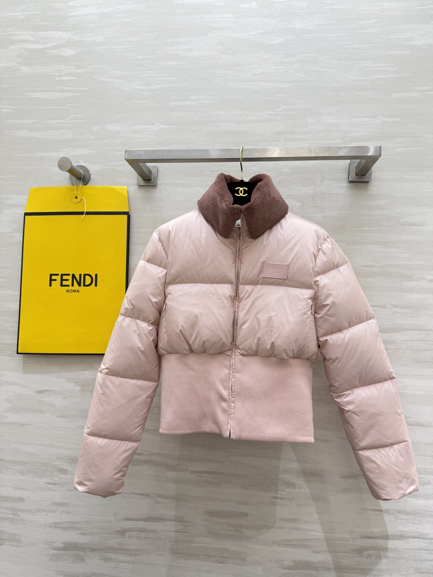 NO:623990,Equipped with dust bag #FEND new autumn and winter eco-friendly rabbit fur goose down jacket. The waist is highly elastic and slimming. The interior is filled with goose down, which is comfortable and warm. High-quality customization. Available in stock first size S/M/L (S size bust 92, length 51),,fendi,alexander wang19860909配防尘袋#FEND秋冬新款 环保濑兔毛鹅绒服 腰部高弹收腰显瘦 内里填充鹅绒舒适保暖 高品质定制 现货首发sizeS/M/L（s码胸围92,衣长51）,,fendi,alexander wang,Women's clothing