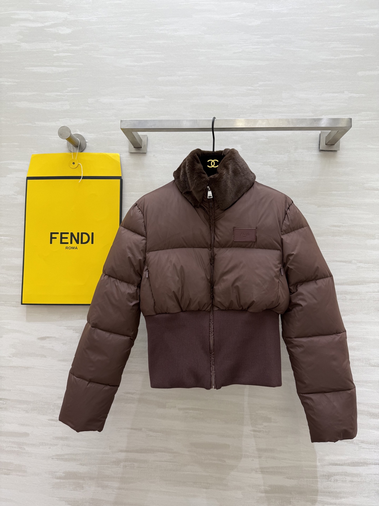 NO:624000,Equipped with dust bag #FEND new autumn and winter eco-friendly rabbit fur goose down jacket. The waist is highly elastic and slimming. The interior is filled with goose down, which is comfortable and warm. High-quality customization. Available in stock first size S/M/L (S size bust 92, length 51),,fendi,alexander wang19860909配防尘袋#FEND秋冬新款 环保濑兔毛鹅绒服 腰部高弹收腰显瘦 内里填充鹅绒舒适保暖 高品质定制 现货首发sizeS/M/L（s码胸围92,衣长51）,,fendi,alexander wang,Women's clothing