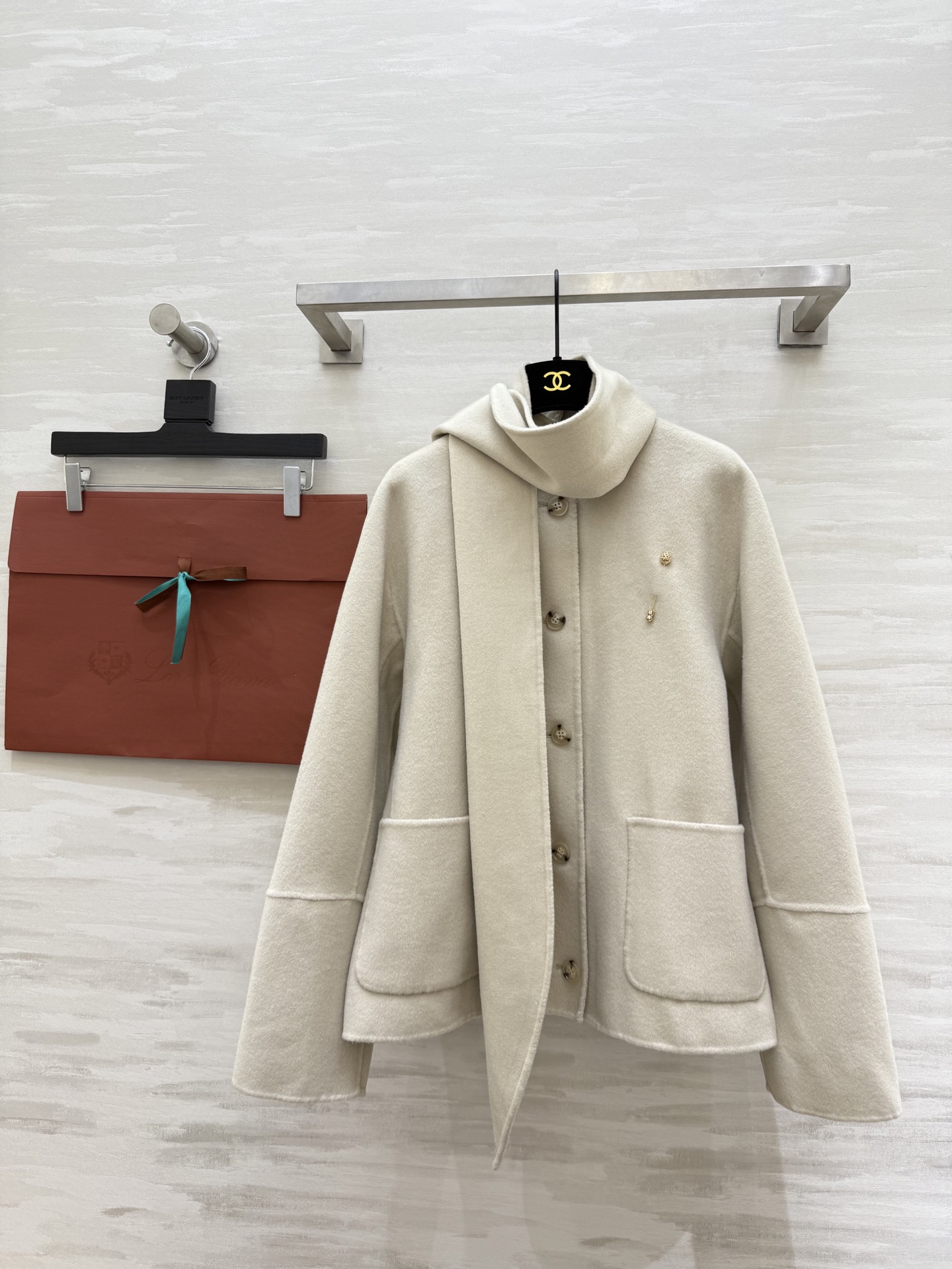 NO:624010,#Loro Pian new autumn and winter Blaney woolen coat. Wool blended fabric is soft and warm. Loose tailoring + detachable scarf design is full of layers. It is super convenient to match as you like!  The overall look is low-key and elegant. The double-sided structure craftsmanship makes the sleeves and shoulders more refined. Whether paired with a skirt or wide-leg pants, you can easily wear it with a lazy and elegant look!  A must-have for fall and winter!  High-quality customization, available in stock first size S/M/L (S size bust 108, length 62), loro piana, skirts, jackets & coats, alexander wang19860909#Loro Pian秋冬新款 Blaney羊毛呢外套 羊毛混纺面料柔软保暖 宽松剪裁＋可拆卸围巾设计层次感满满 随心搭配超方便！整体低调优雅 双面结构工艺让衣袖和过肩线条更精致 无论配半裙还是阔腿裤 都能轻松穿出慵懒贵气感！秋冬必入！高品质定制 现货首发sizeS/M/L（s码胸围108,衣长62）,,loro piana,skirts,jackets & coats,alexander wang,Women's clothing