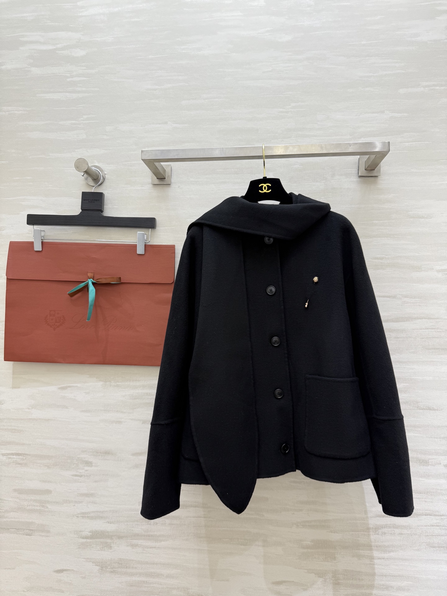 NO:624017,#Loro Pian new autumn and winter Blaney woolen coat. Wool blended fabric is soft and warm. Loose tailoring + detachable scarf design is full of layers. It is super convenient to match as you like!  The overall look is low-key and elegant. The double-sided structure craftsmanship makes the sleeves and shoulders more refined. Whether paired with a skirt or wide-leg pants, you can easily wear it with a lazy and elegant look!  A must-have for fall and winter!  High-quality customization, available in stock first size S/M/L (S size bust 108, length 62), loro piana, skirts, jackets & coats, alexander wang19860909#Loro Pian秋冬新款 Blaney羊毛呢外套 羊毛混纺面料柔软保暖 宽松剪裁＋可拆卸围巾设计层次感满满 随心搭配超方便！整体低调优雅 双面结构工艺让衣袖和过肩线条更精致 无论配半裙还是阔腿裤 都能轻松穿出慵懒贵气感！秋冬必入！高品质定制 现货首发sizeS/M/L（s码胸围108,衣长62）,,loro piana,skirts,jackets & coats,alexander wang,Women's clothing