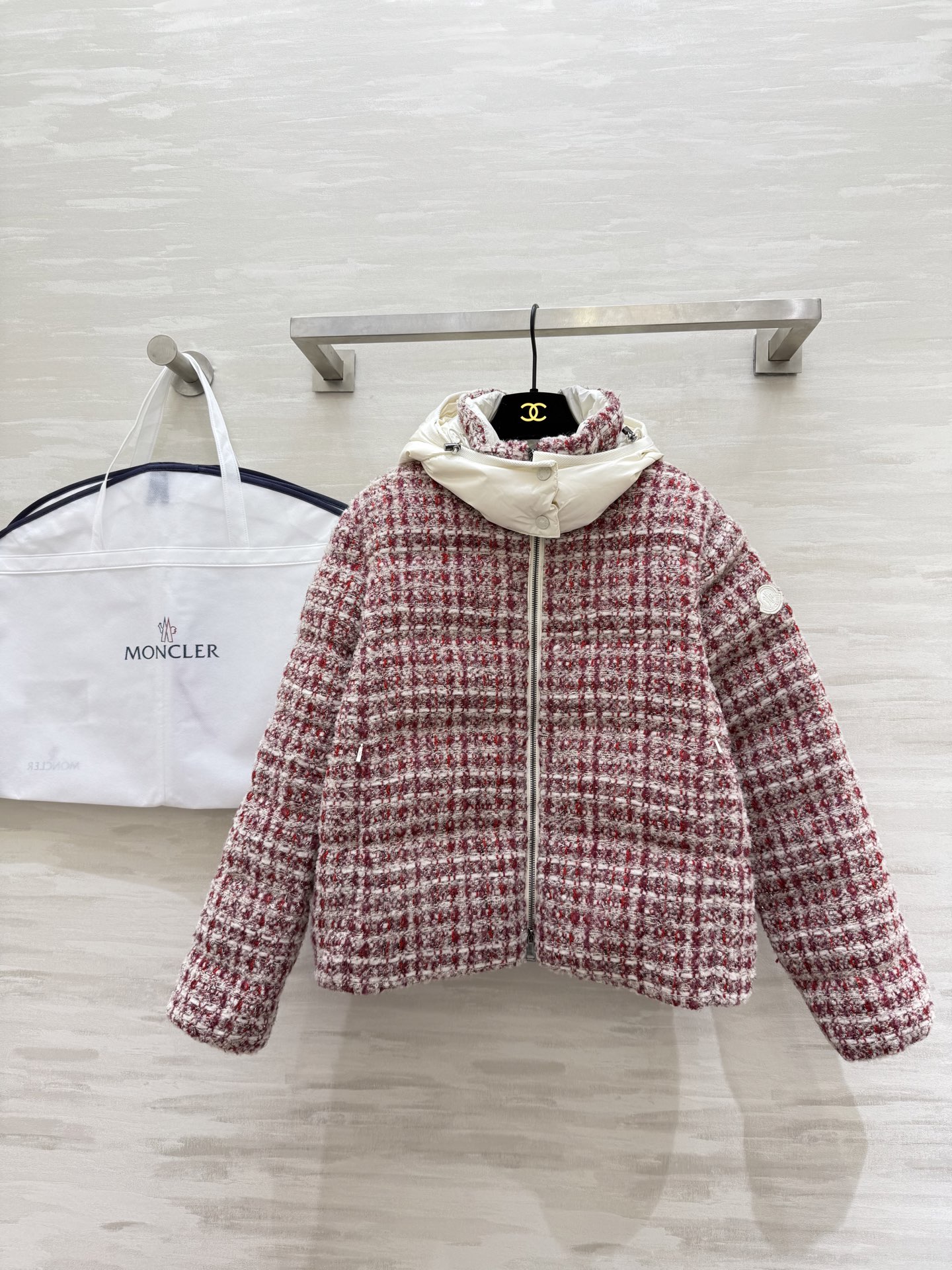 NO:624817,Comes with dust bag #Moncle new autumn and winter hooded tweed goose down jacket. Goose down filling inside to keep warm and comfortable. Outer layer of wool blended woven tweed fabric. High quality customization. Available in stock first size S/M/L (S size bust 112, length 56),,hats,alexander wang19860909配防尘袋#Moncle秋冬新款 连帽粗花呢鹅绒服 内里鹅绒填充保暖舒适 外层羊毛混纺编织花呢面料 高品质定制 现货首发sizeS/M/L（s码胸围112,衣长56）,,hats,alexander wang,Women's clothing