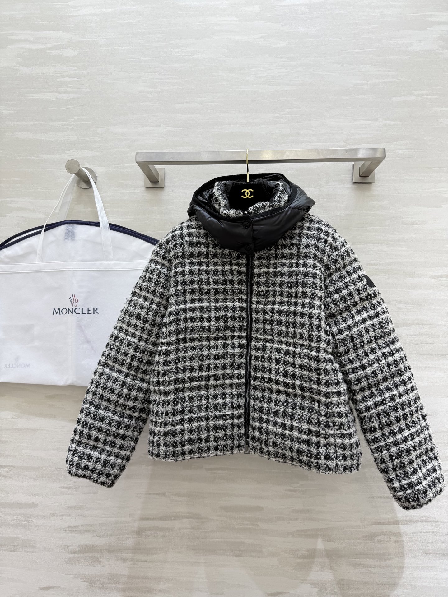 NO:624829,Comes with dust bag #Moncle new autumn and winter hooded tweed goose down jacket. Goose down filling inside to keep warm and comfortable. Outer layer of wool blended woven tweed fabric. High quality customization. Available in stock first size S/M/L (S size bust 112, length 56),,hats,alexander wang19860909配防尘袋#Moncle秋冬新款 连帽粗花呢鹅绒服 内里鹅绒填充保暖舒适 外层羊毛混纺编织花呢面料 高品质定制 现货首发sizeS/M/L（s码胸围112,衣长56）,,hats,alexander wang,Women's clothing