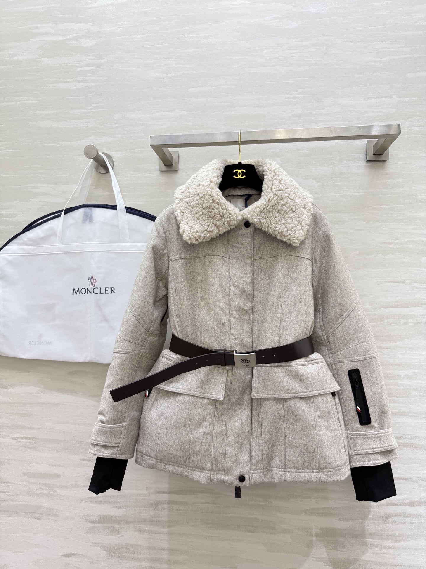 NO:624840,Comes with dust bag #Moncle new autumn and winter lamb fur collar waisted down jacket, 90% white duck down filling inside, high quality customization, ready for sale, sizeS/M/L (S size bust 102, length 63),,down jacket,alexander wang19860909配防尘袋#Moncle秋冬新款 羊羔毛领收腰羽绒服 内里90白鸭绒填充 高品质定制 现货首发sizeS/M/L（s码胸围102,衣长63）,,down jacket,alexander wang,Women's clothing