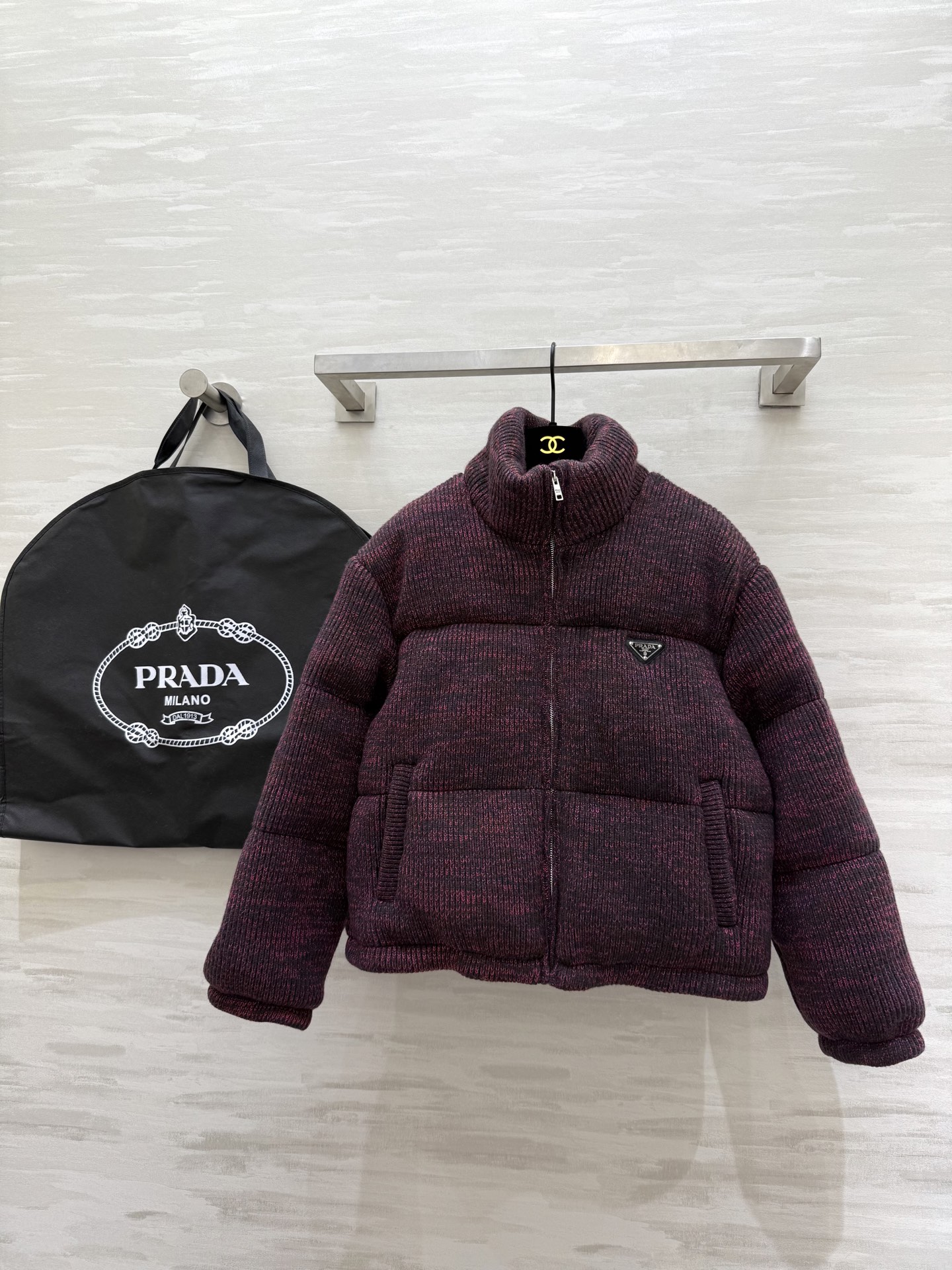 NO:624850,Comes with dust bag #Prad new autumn and winter wool knitted goose down jacket. The inner goose down filling is comfortable and warm. The outer layer is wool knitted with floral yarn, exquisite and high-quality. High-quality customization. Available in stock first size S/M/L (S size bust 106, length 54),, prada, alexander wang19860909配防尘袋#Prad秋冬新款 羊毛针织鹅绒服 内里鹅绒填充舒适保暖 外层花纱羊毛针织精致高级 高品质定制 现货首发sizeS/M/L（s码胸围106,衣长54）,,prada,alexander wang,Women's clothing